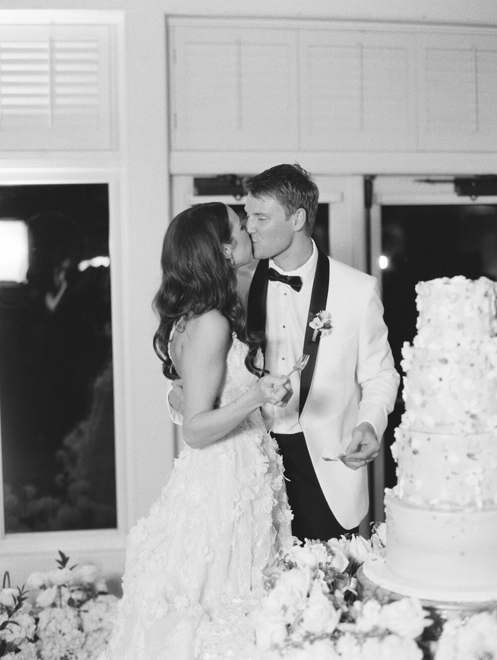 newcastle-golf-club-wedding-ballroom-cake-cutting