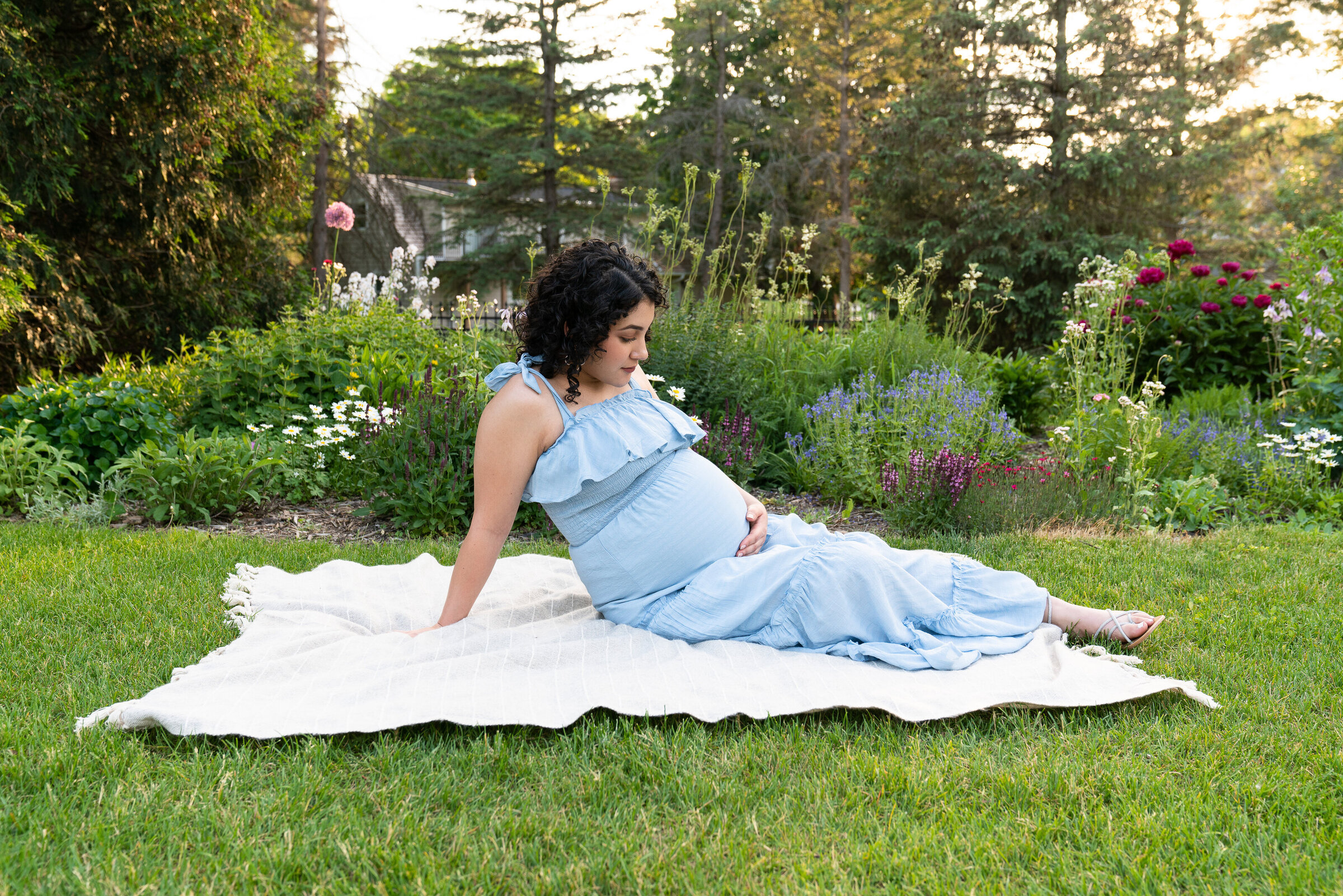Outdoor maternity pictures