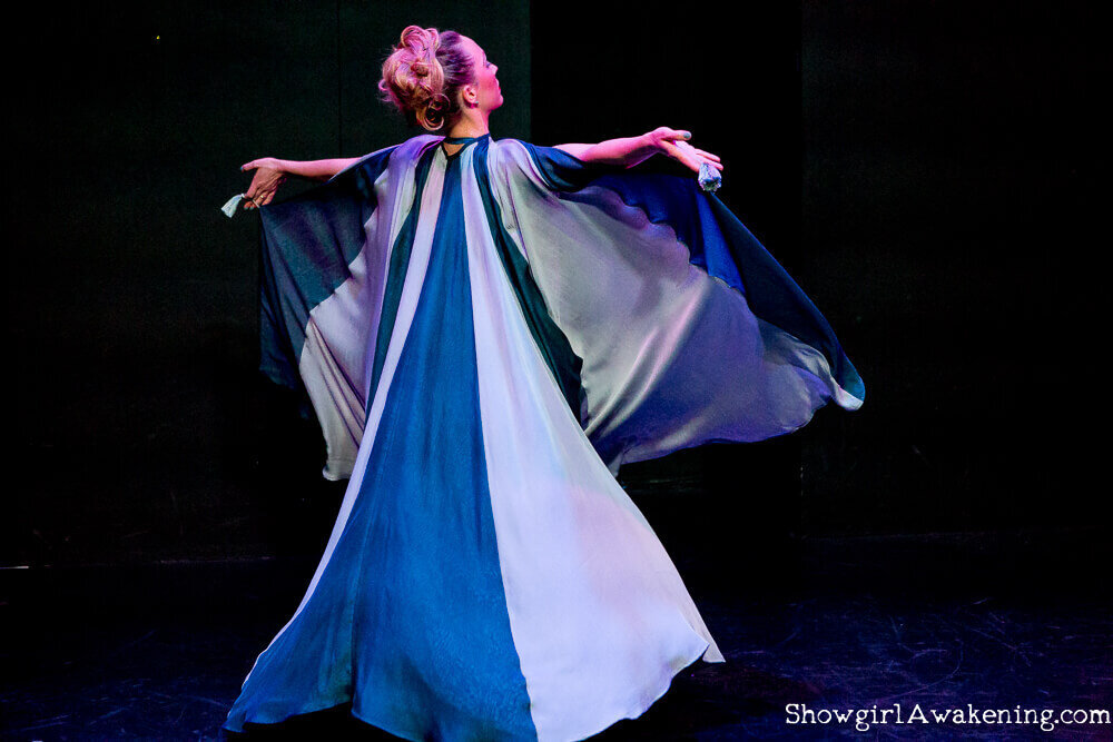 woman_burlesque_blue_costume