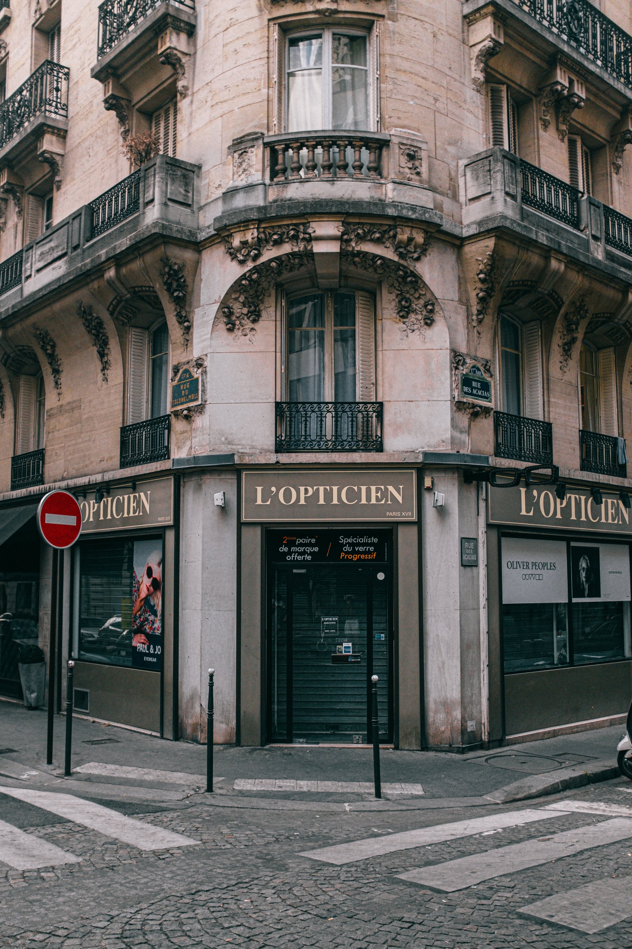 l-opticien-building-shopfront-during-day-3293415