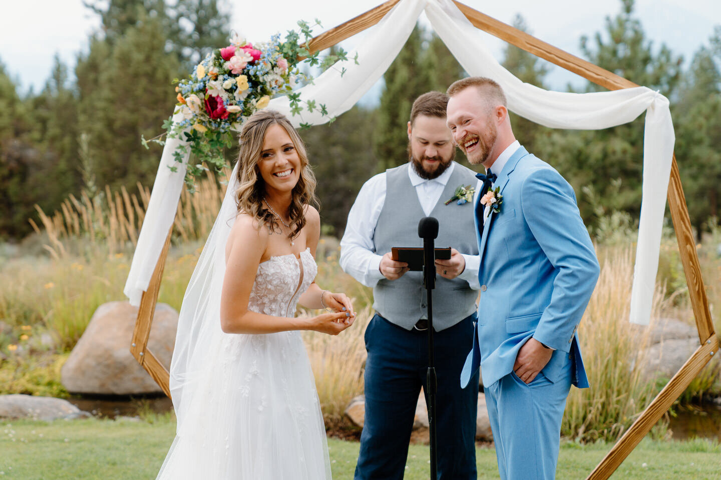 bend-oregon-wedding-ceremony