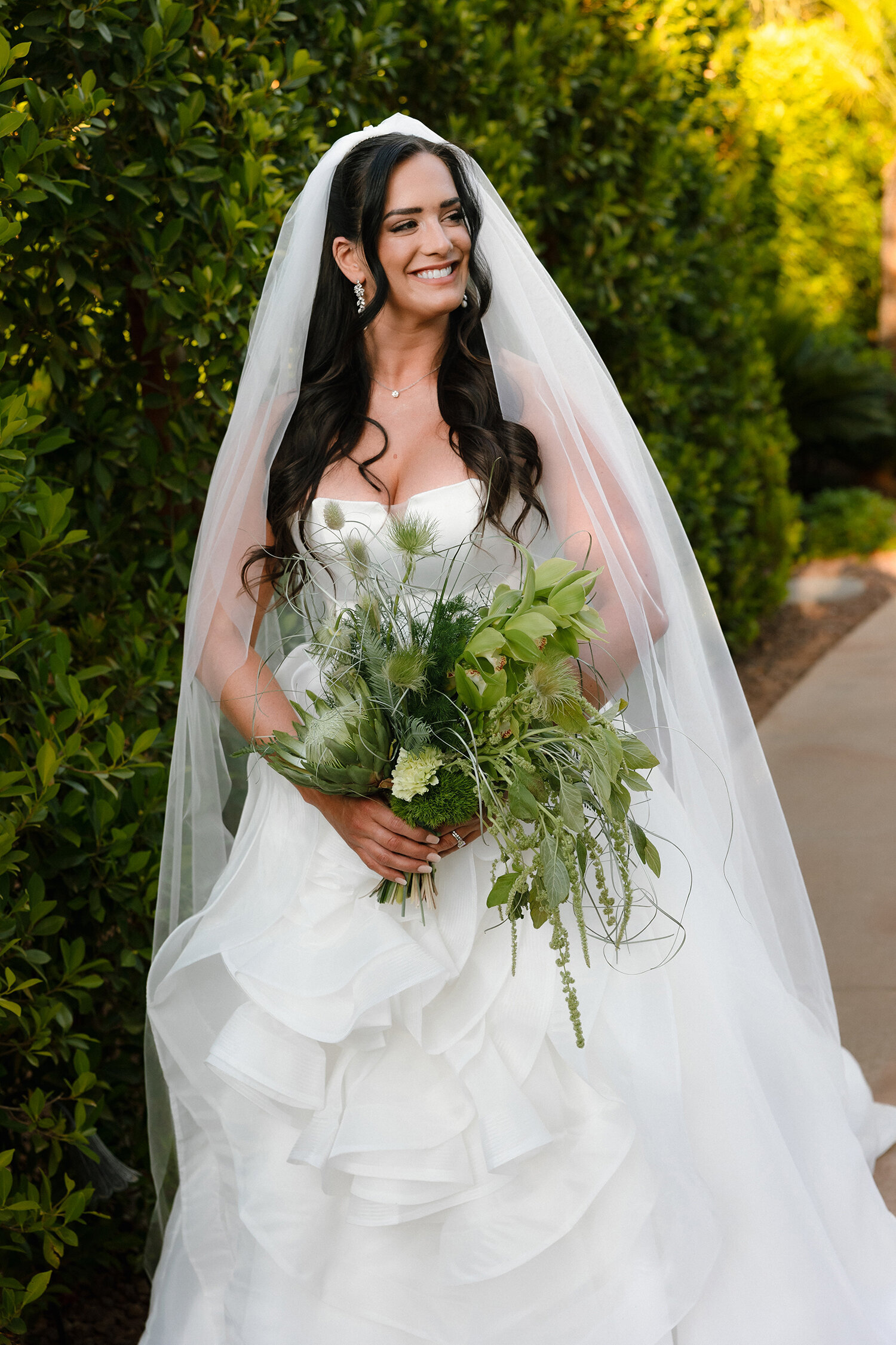 bride-green-bouquet