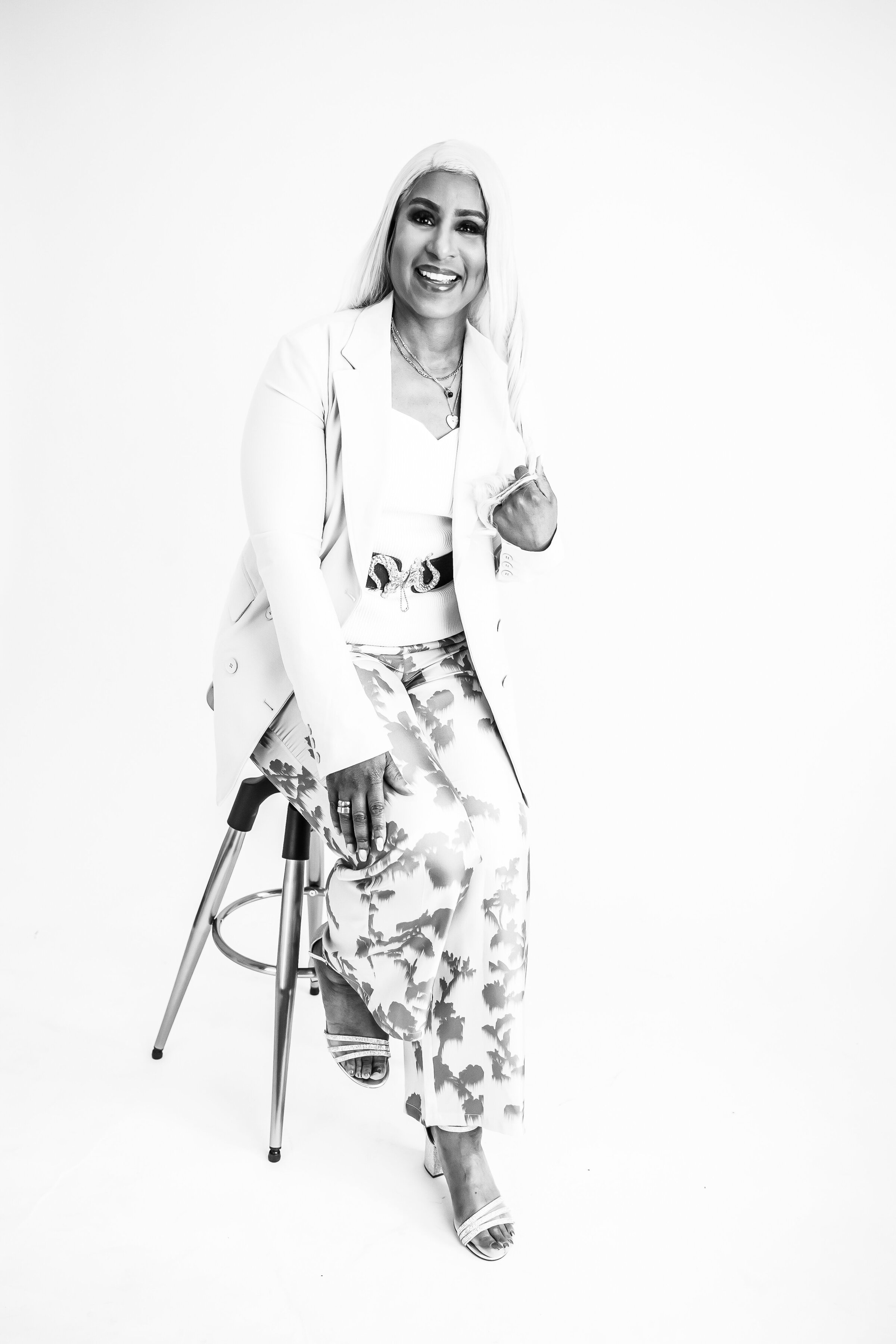 DrVeronica_Branding-110BW