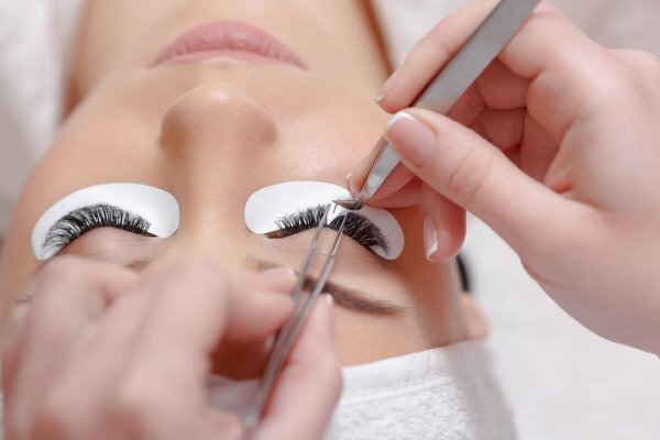 depositphotos_134317424-stock-photo-eyelash-extension-procedure-woman-eye