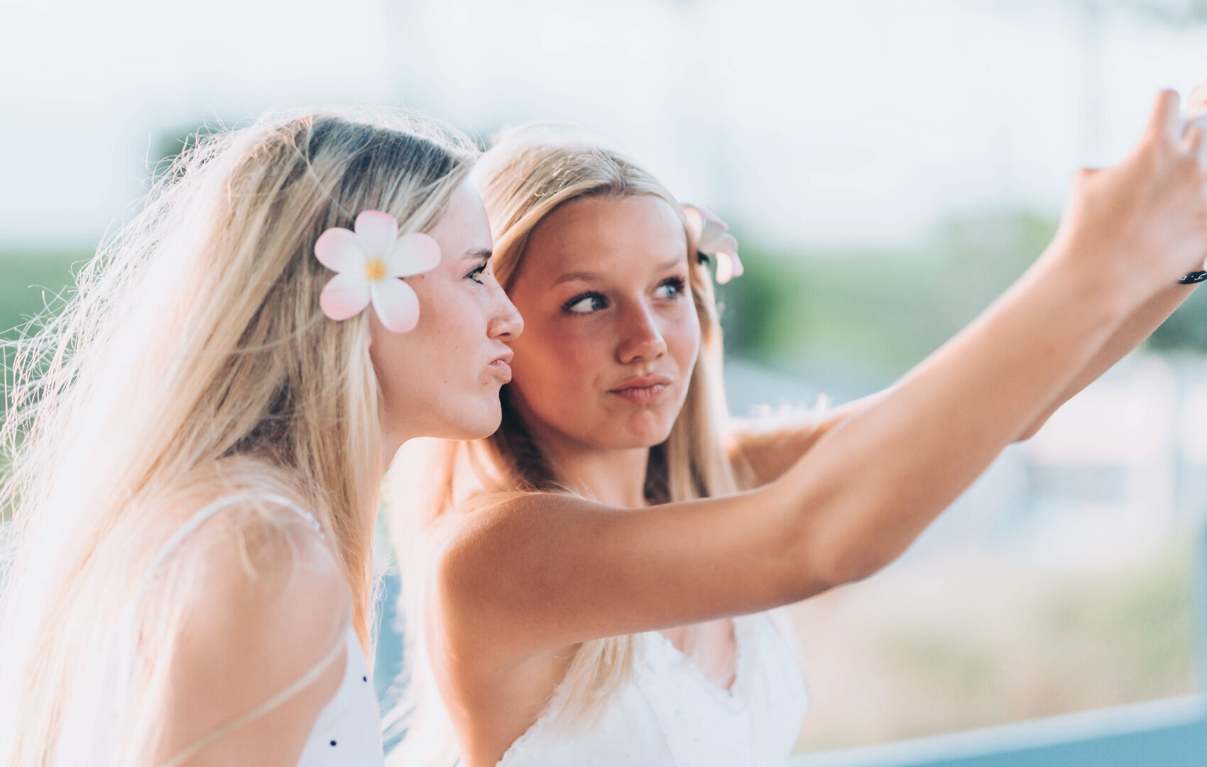 Samsung new phone test  in Kauai, tow sisters post their instagram choices.