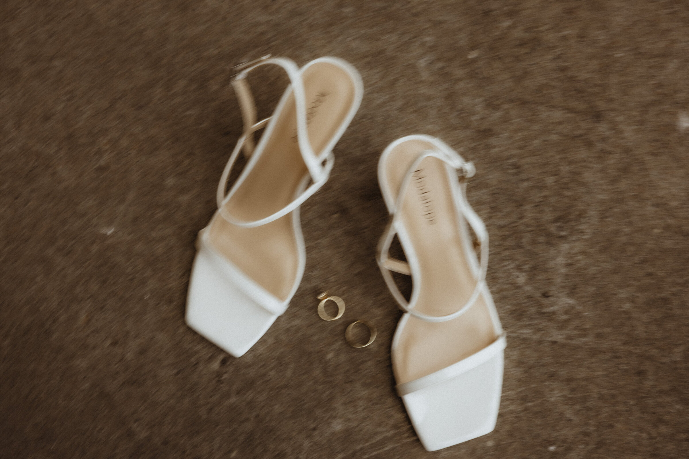 brides-heels-and-rings