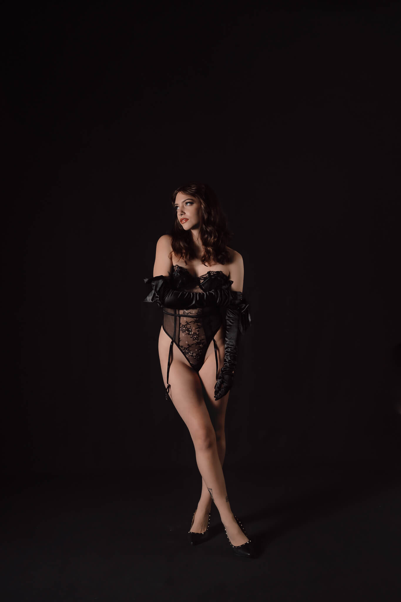 Luxury artistic boudoir photoshoot, Booktok boudoir photoshoot, Black backdrop Boudoir, Seamless backdrop boudoir photoshoot, black seamless boudoir shoot, Washington artistic boudoir photographer, Boudoir Photographer near me, Artistic Boudoir Photographer near me, Glowy boudoir photographer, glowy boudoir photoshoot