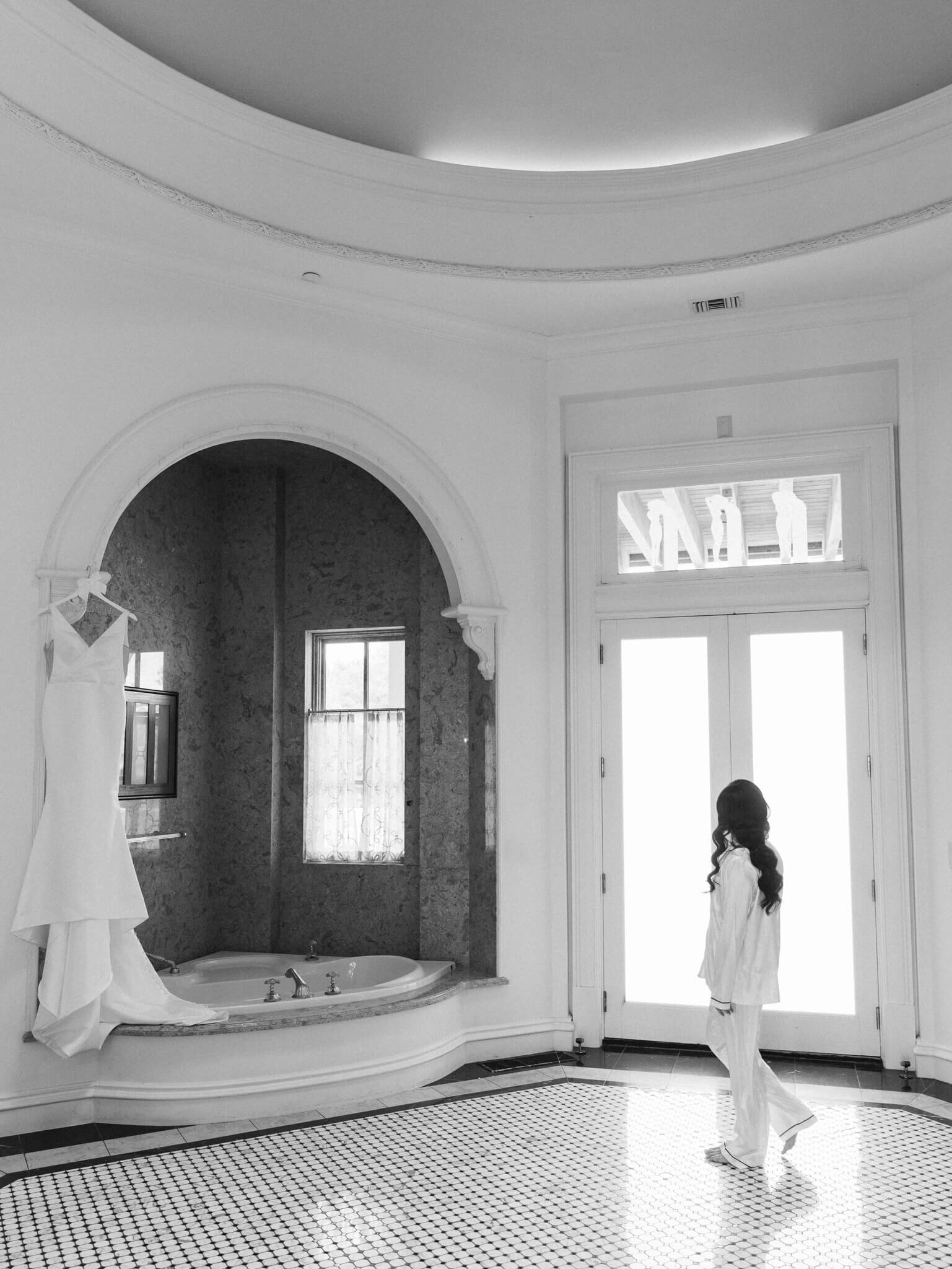 Bride-getting-ready-at-the-Olana-wedding-venue-in-Dallas
