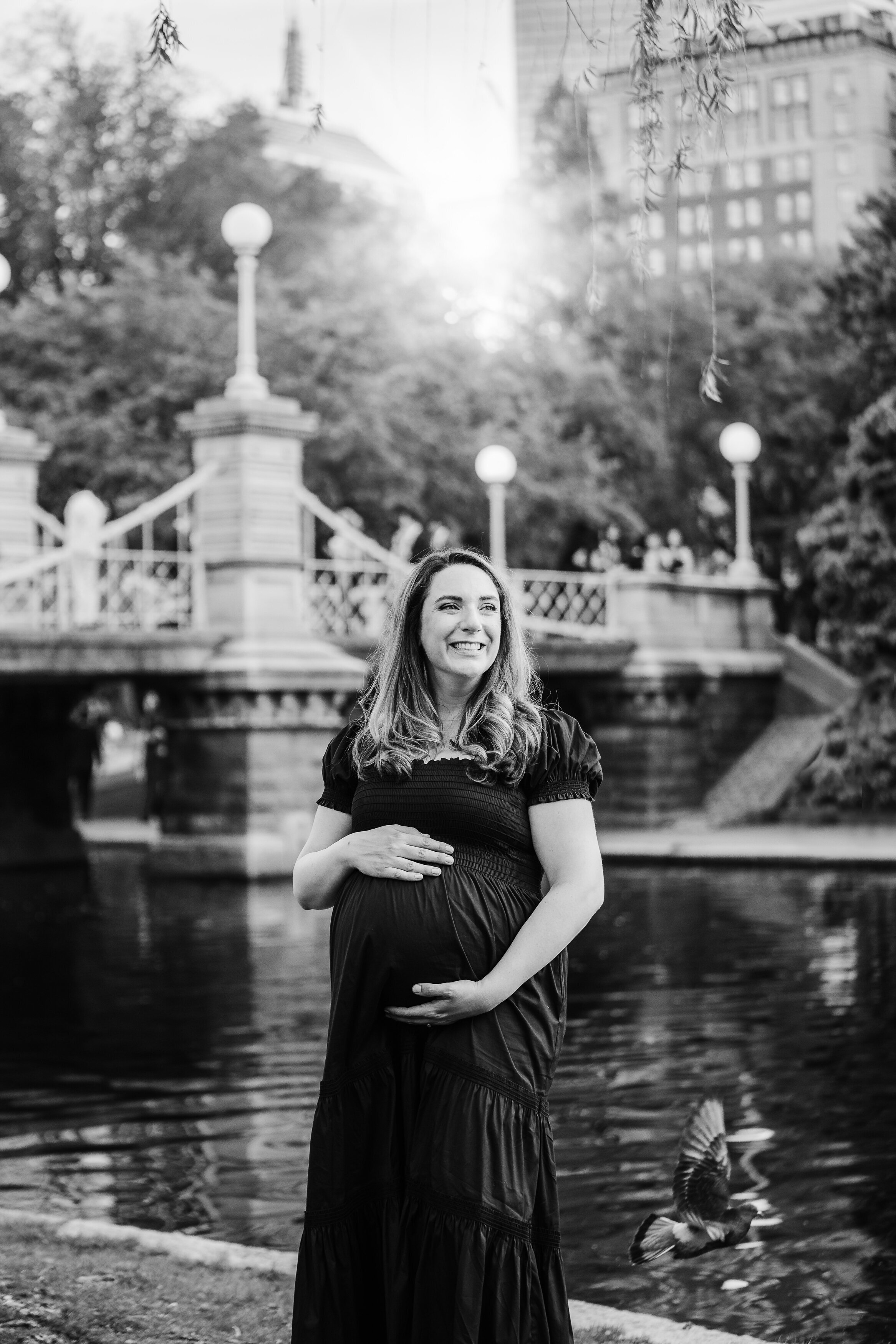 woman does maternity photos in boston public garden