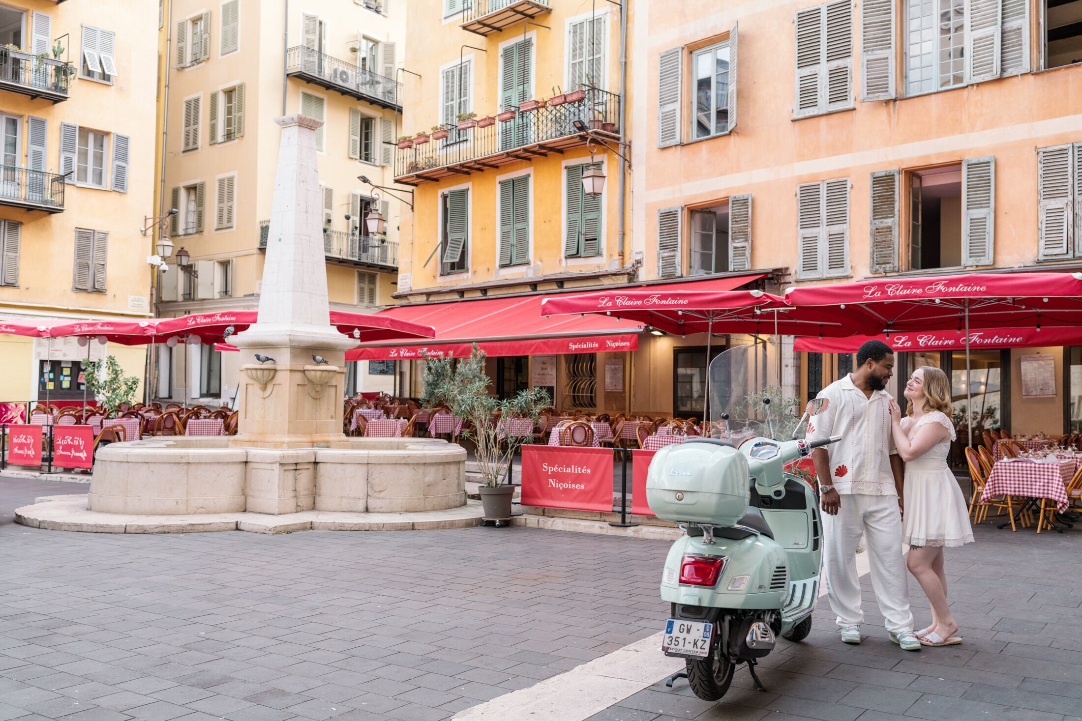 cheerful late summer honeymoon photoshoot in nice france-63