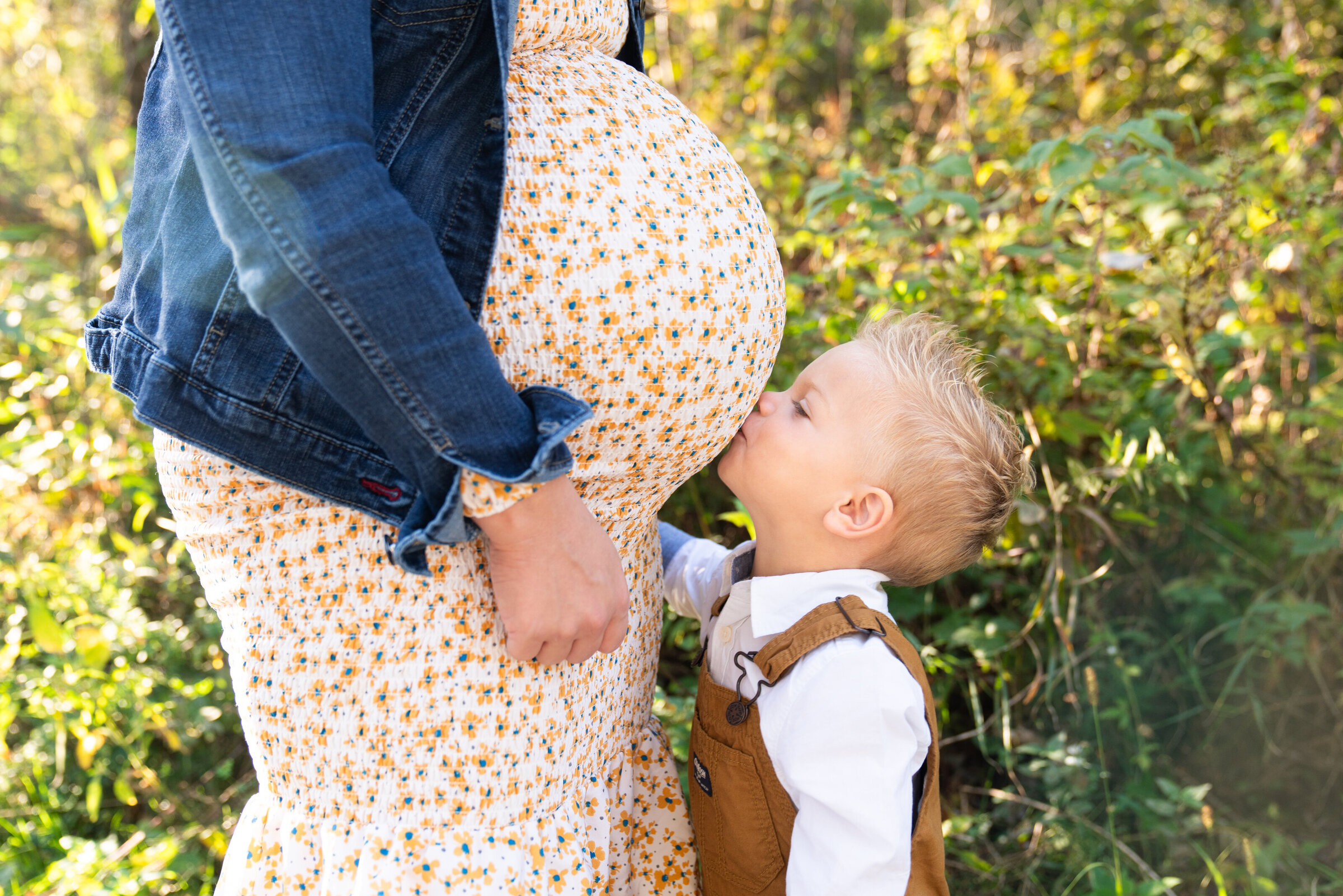 Maternity photos with siblings