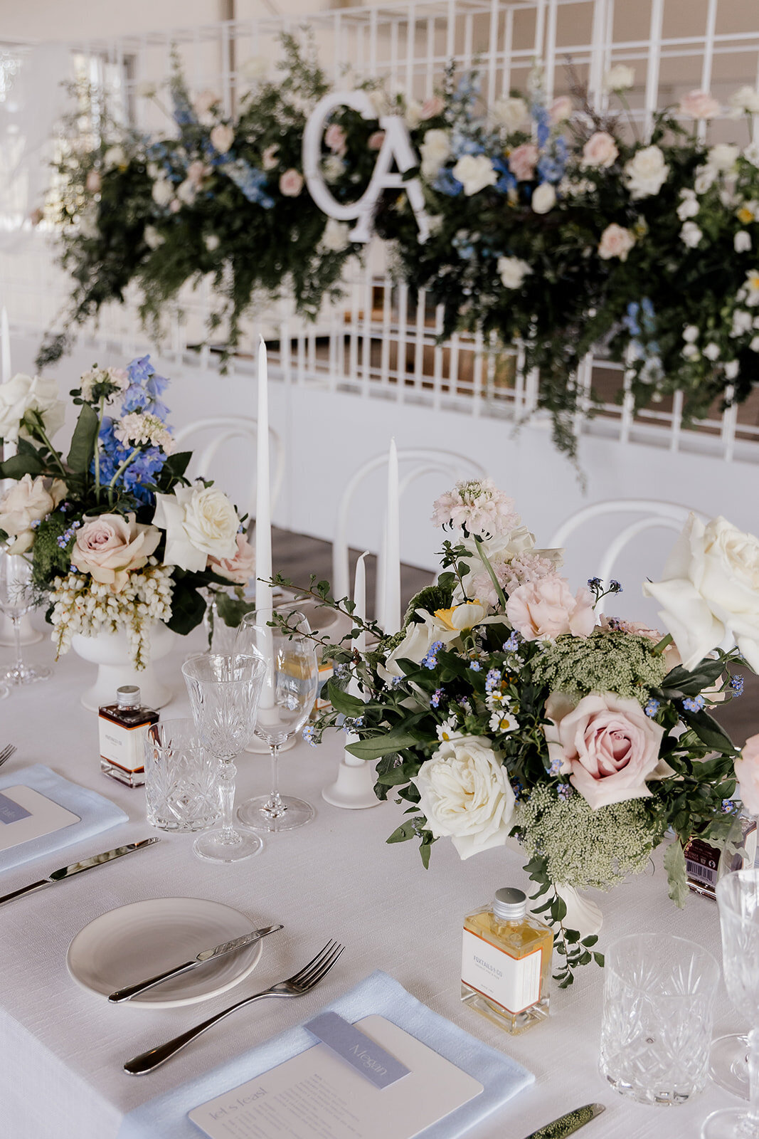 tablescape-reception-menu-flowers