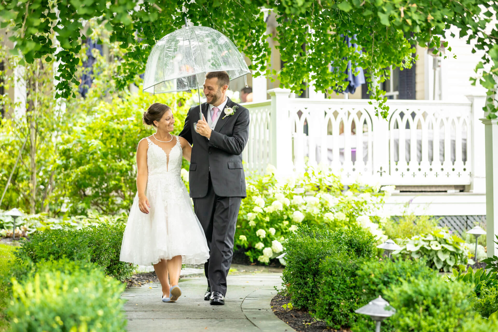 Finger-Lakes-Wedding-Photographer-Ithaca-Taughannock-Inn-Umbrella