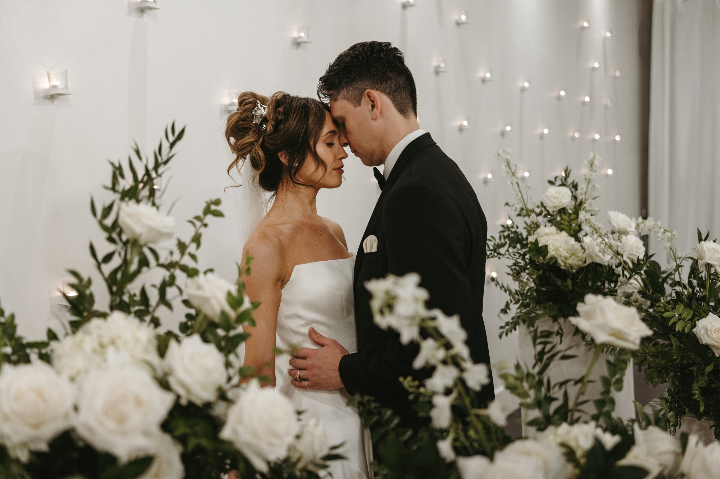soho63-chandler-wedding-venue-bride-and-groom-indoor-ceremony-candles-white-florals