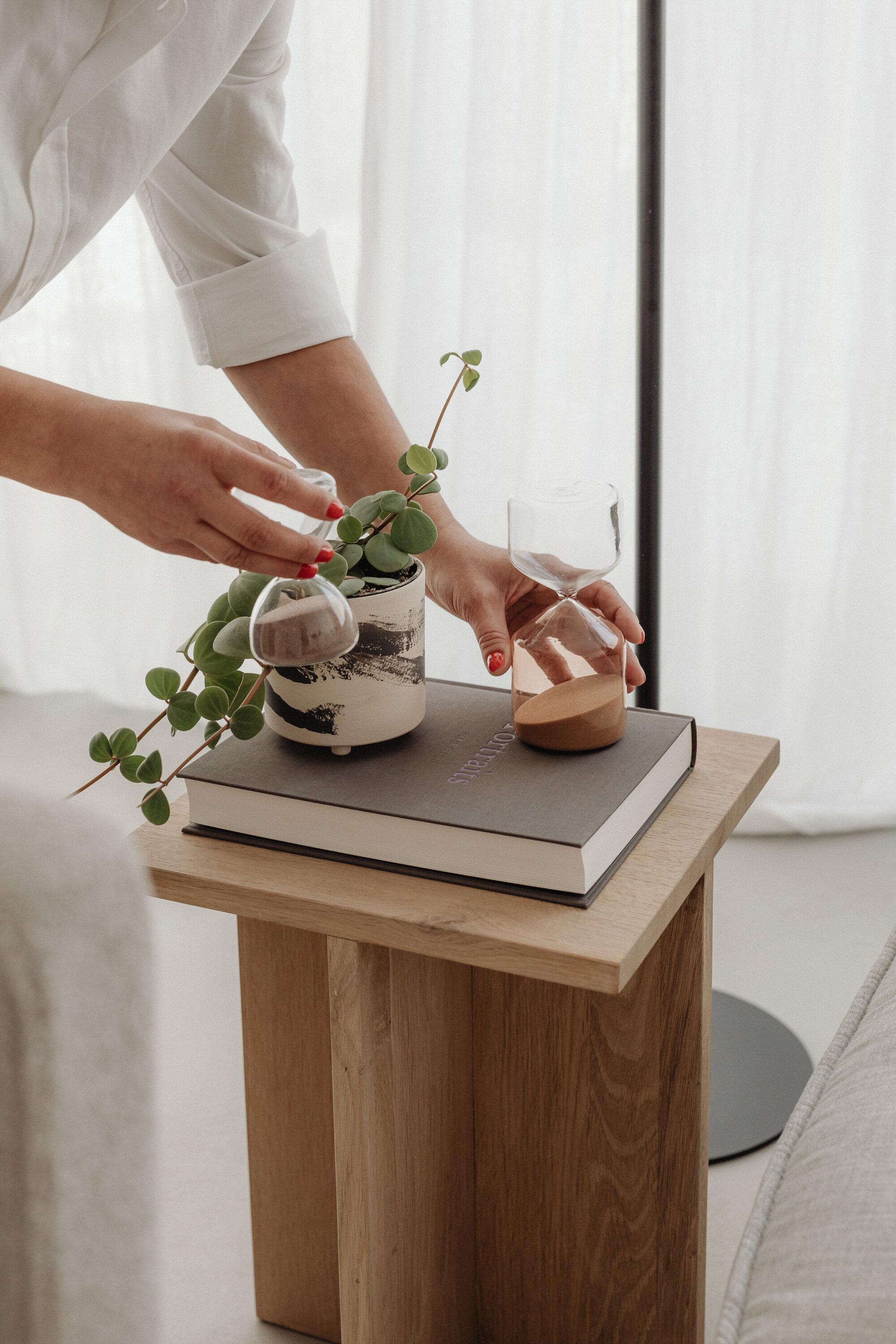 kaboompics_the-warm-apartment-aesthetic-living-room-decor-home-accessories-collection-33257