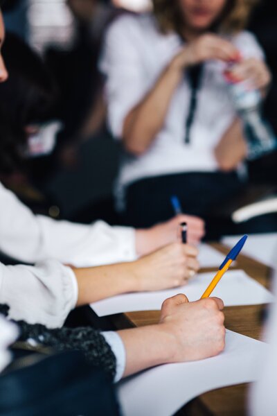 kaboompics_people-taking-notes-4016