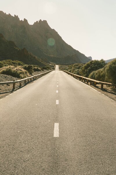 road-into-the-mountains-roadtrip
