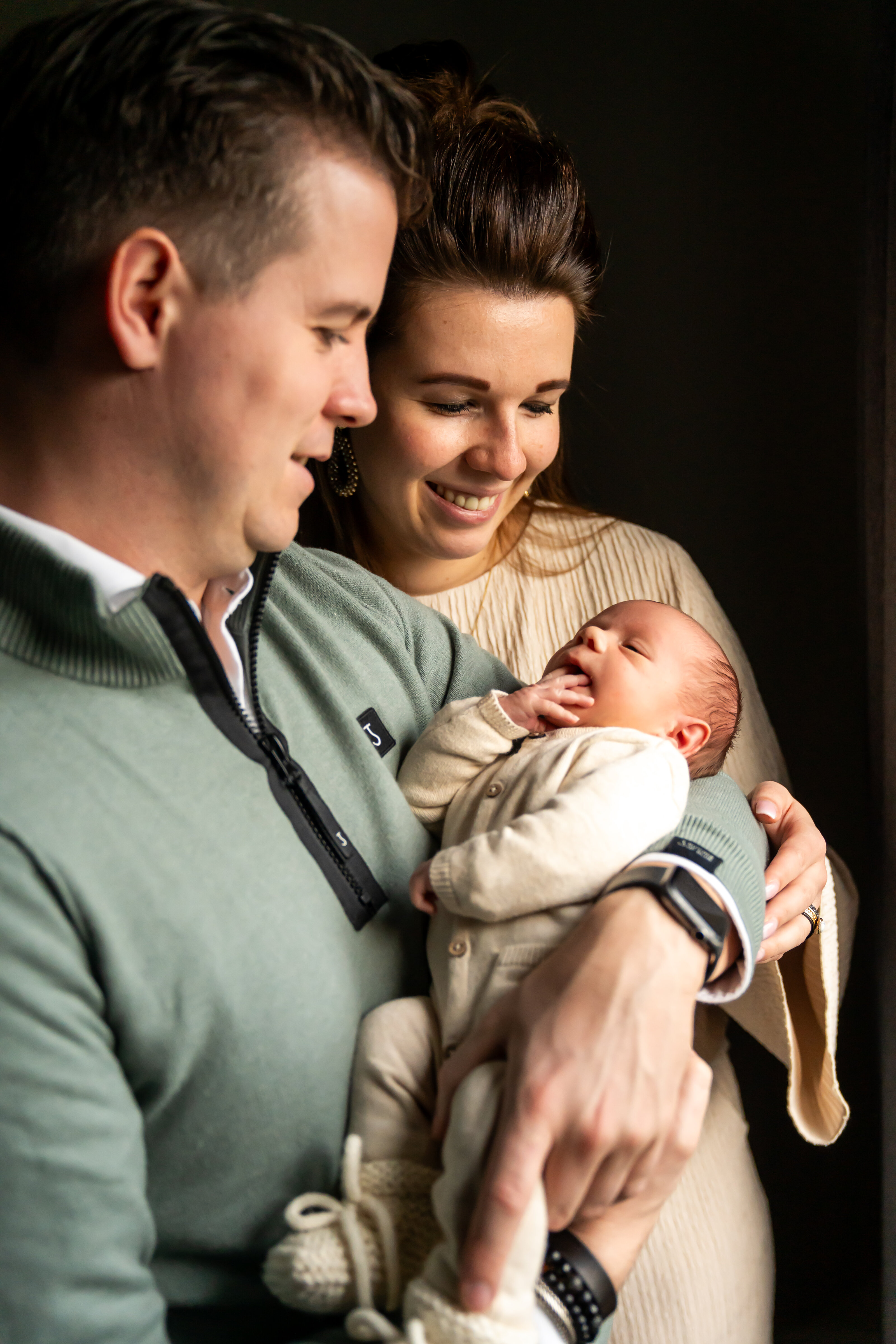 newborn fotograaf, gezinsfotografie, newbornshoot, newbornreportage, babyshoot, babyreportage familie, baby, liefde, echt, tijdloos, kleur echt, Twente, Twenterand, Westerhaar, Vriezenveen, Hardenberg, Almelo, Enschede, kinderfotografie, fotograaf, Juliantien, Schipper, Juliantien fotografie
