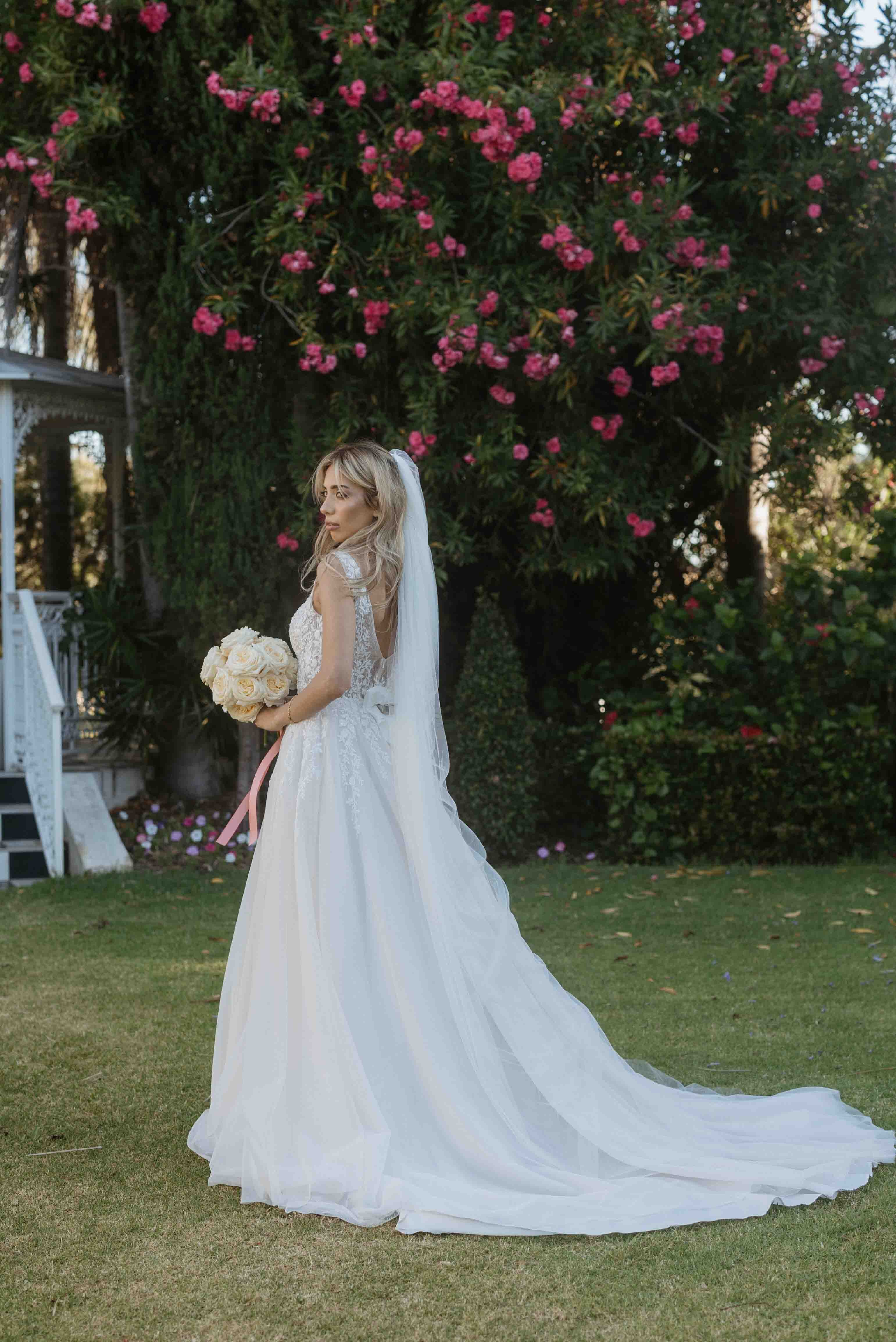 bridal portrait session with veil at cavershame gardens perth