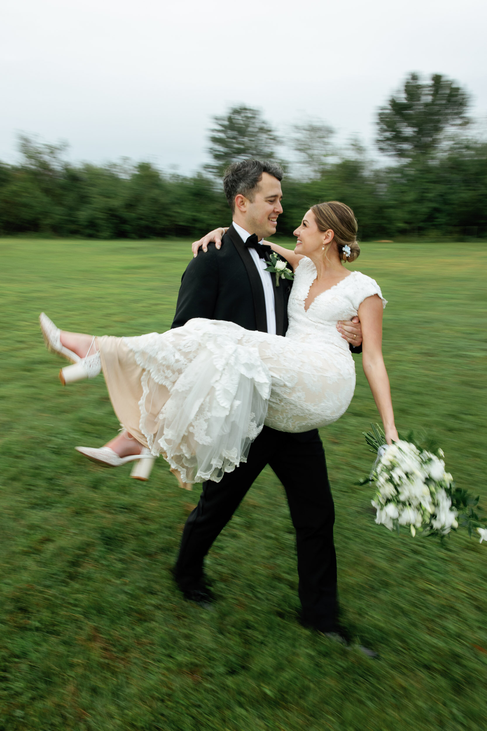 bride-and-groom-in-love-lavender-on-the-lake-wedding-photographer