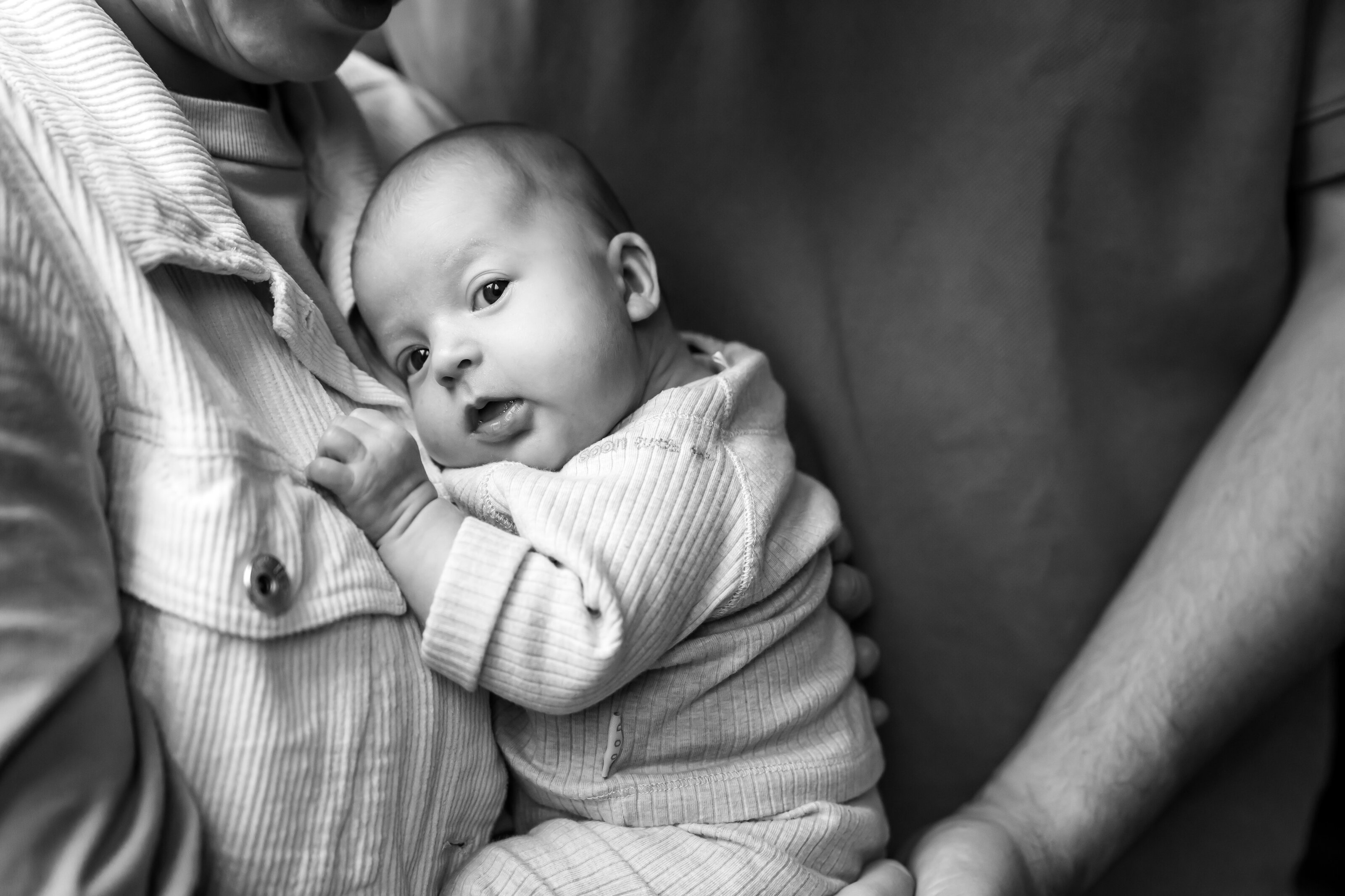 newborn fotograaf, gezinsfotografie, newbornshoot, newbornreportage, babyshoot, babyreportage familie, baby, liefde, echt, tijdloos, kleur echt, Twente, Twenterand, Westerhaar, Vriezenveen, Hardenberg, Almelo, Enschede, kinderfotografie, fotograaf, Juliantien, Schipper, Juliantien fotografie