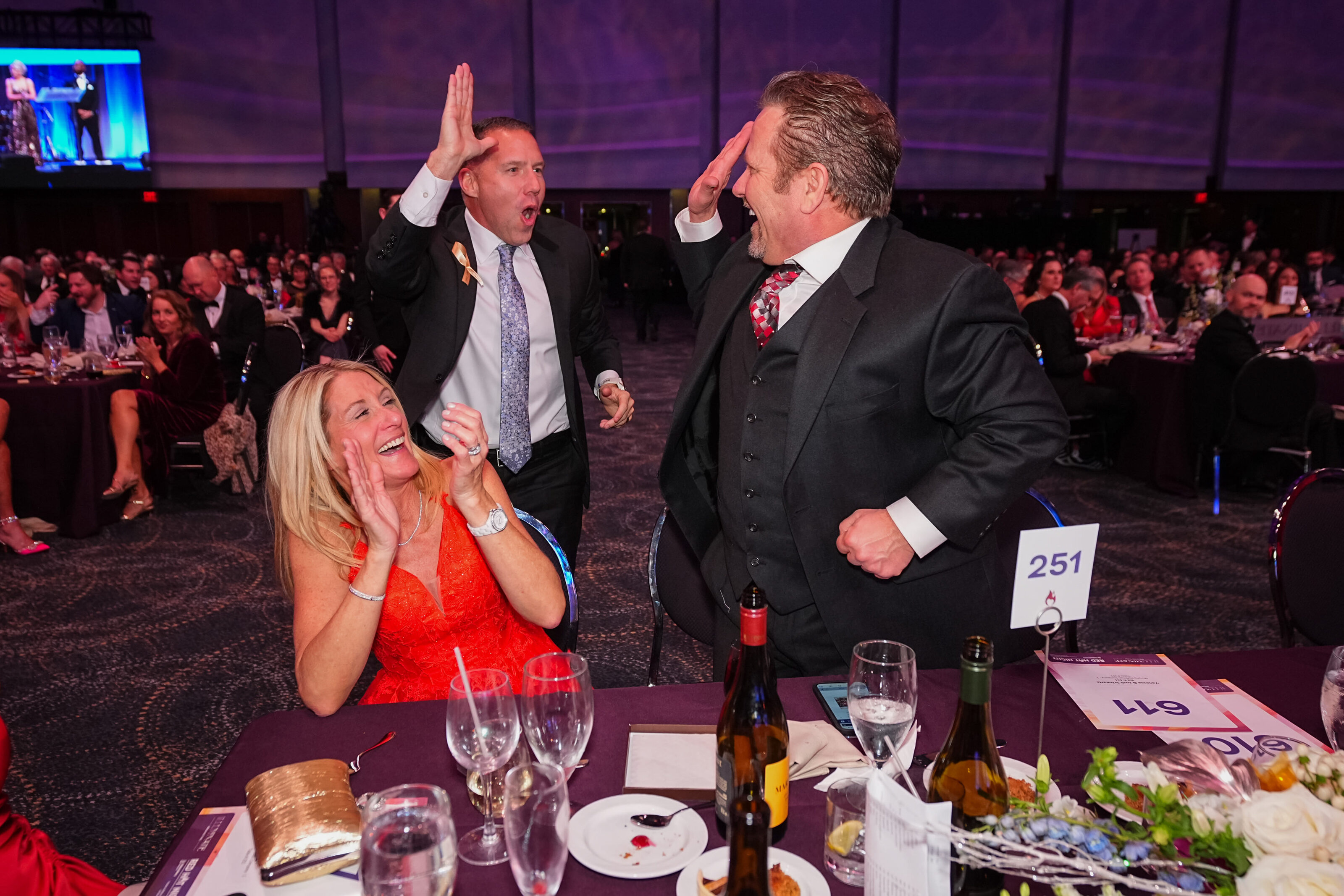 kansas-city-event-photography-0067-auctioneer-interacting-with-guest
