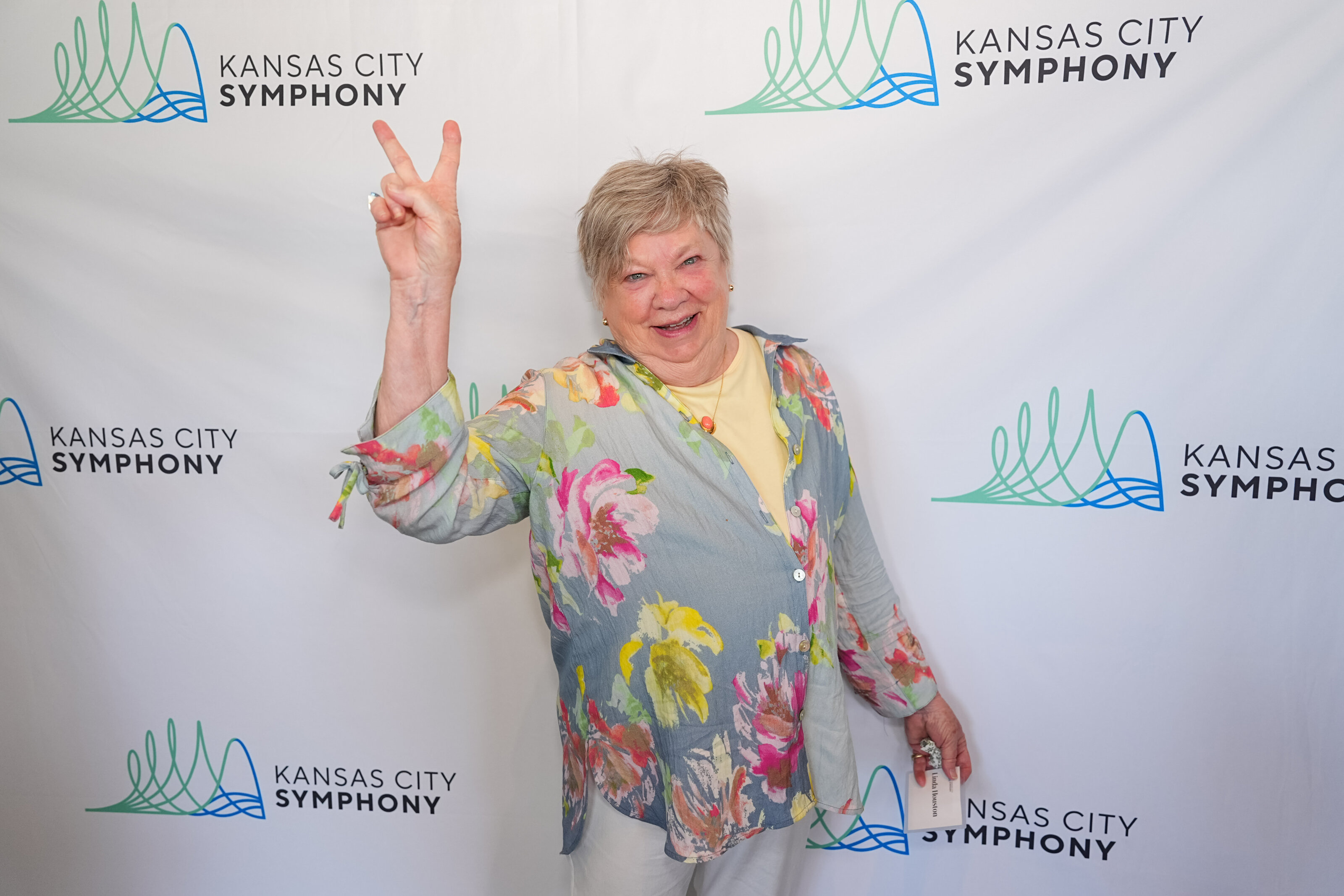 kansas-city-event-photography-0085-woman-posing-on-event-backdrop