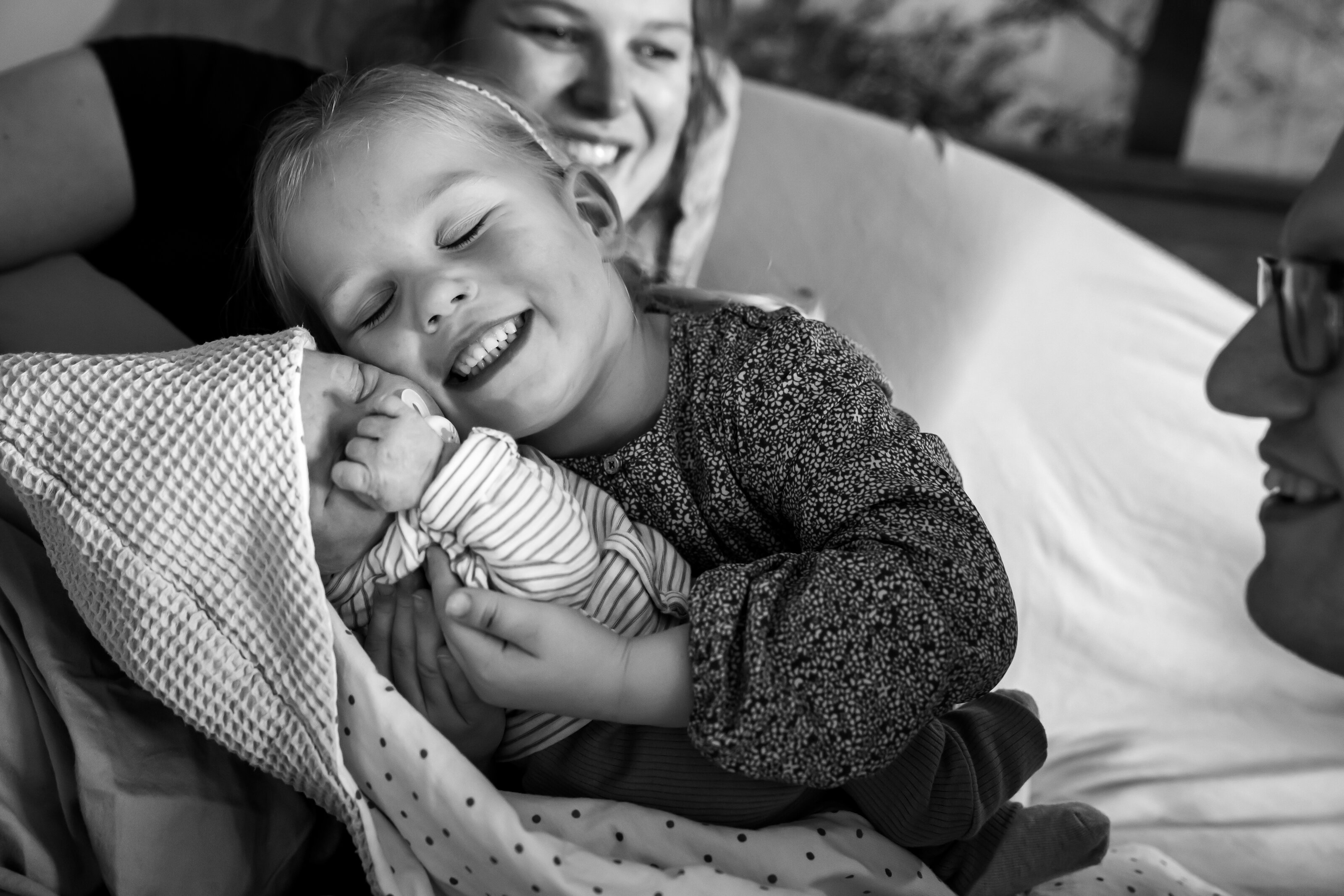 newborn fotograaf, gezinsfotografie, newbornshoot, newbornreportage, babyshoot, babyreportage familie, baby, liefde, echt, tijdloos, kleur echt, Twente, Twenterand, Westerhaar, Vriezenveen, Hardenberg, Almelo, Enschede, kinderfotografie, fotograaf, Juliantien, Schipper, Juliantien fotografie