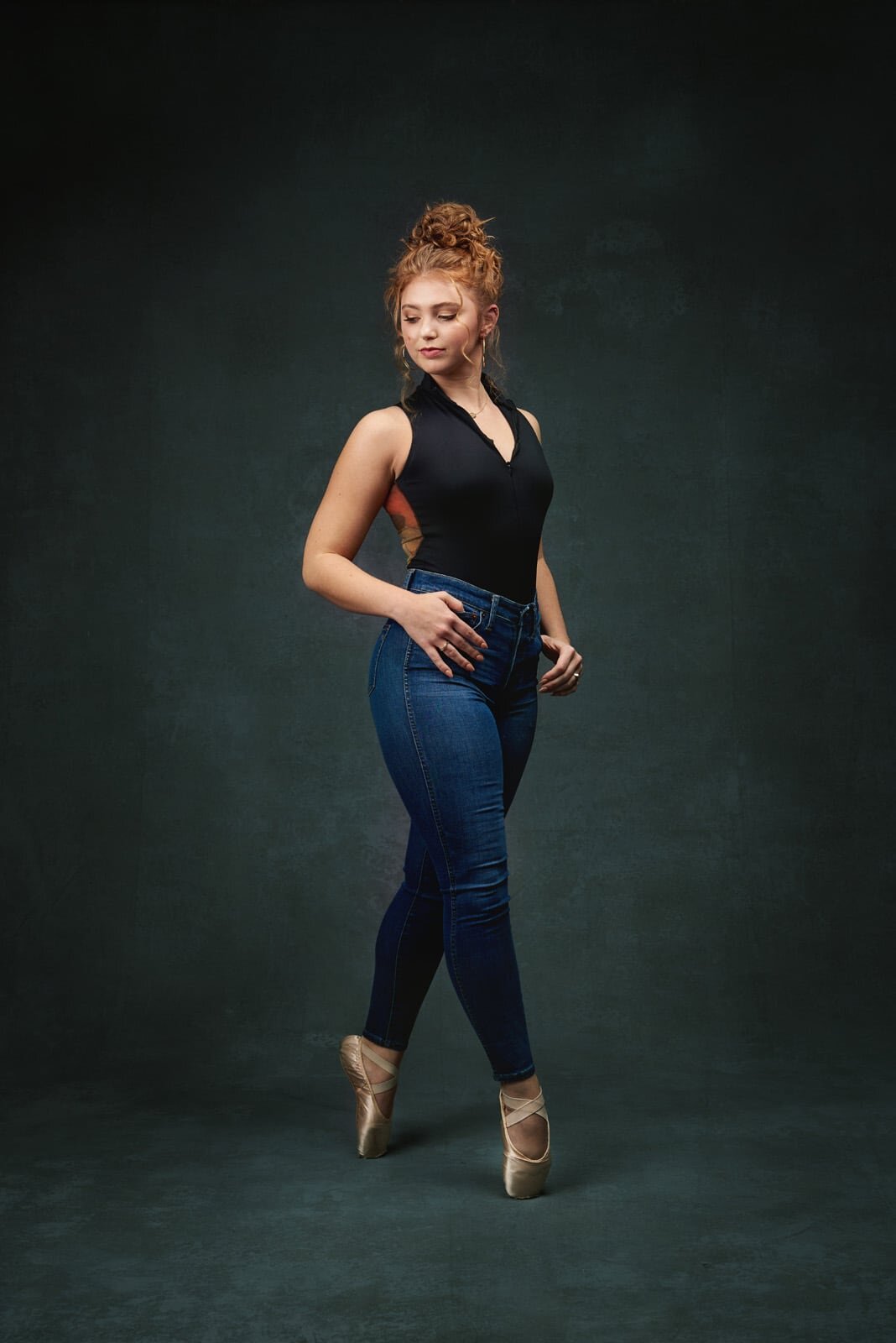 Elegant Senior Portrait with Dancer in Pointe Shoes by Photographer-02