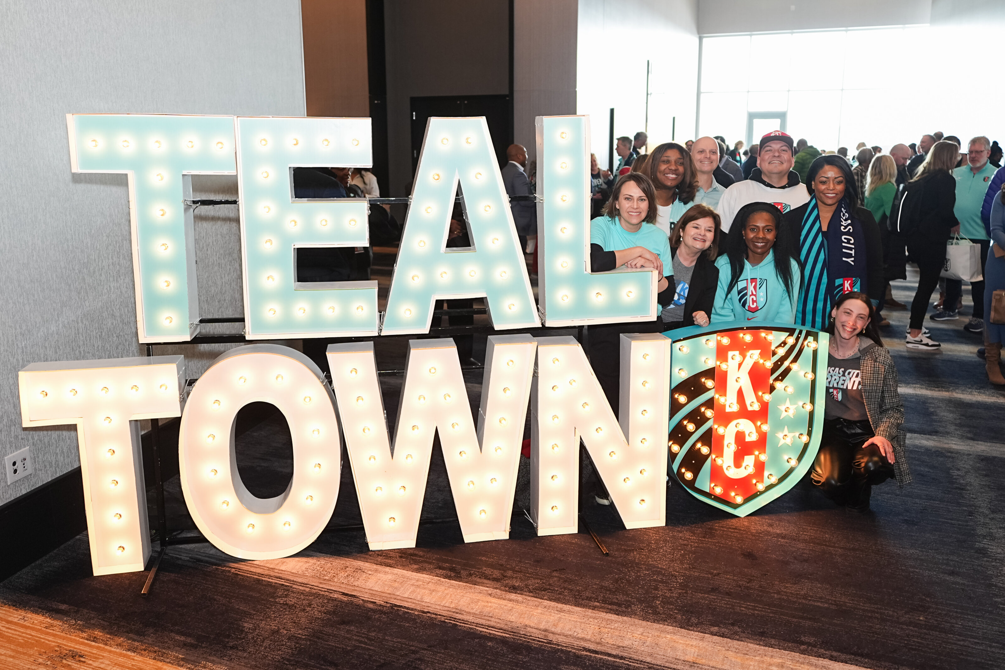 kansas-city-event-photography-0075-guests-posing-with-team-town-sign