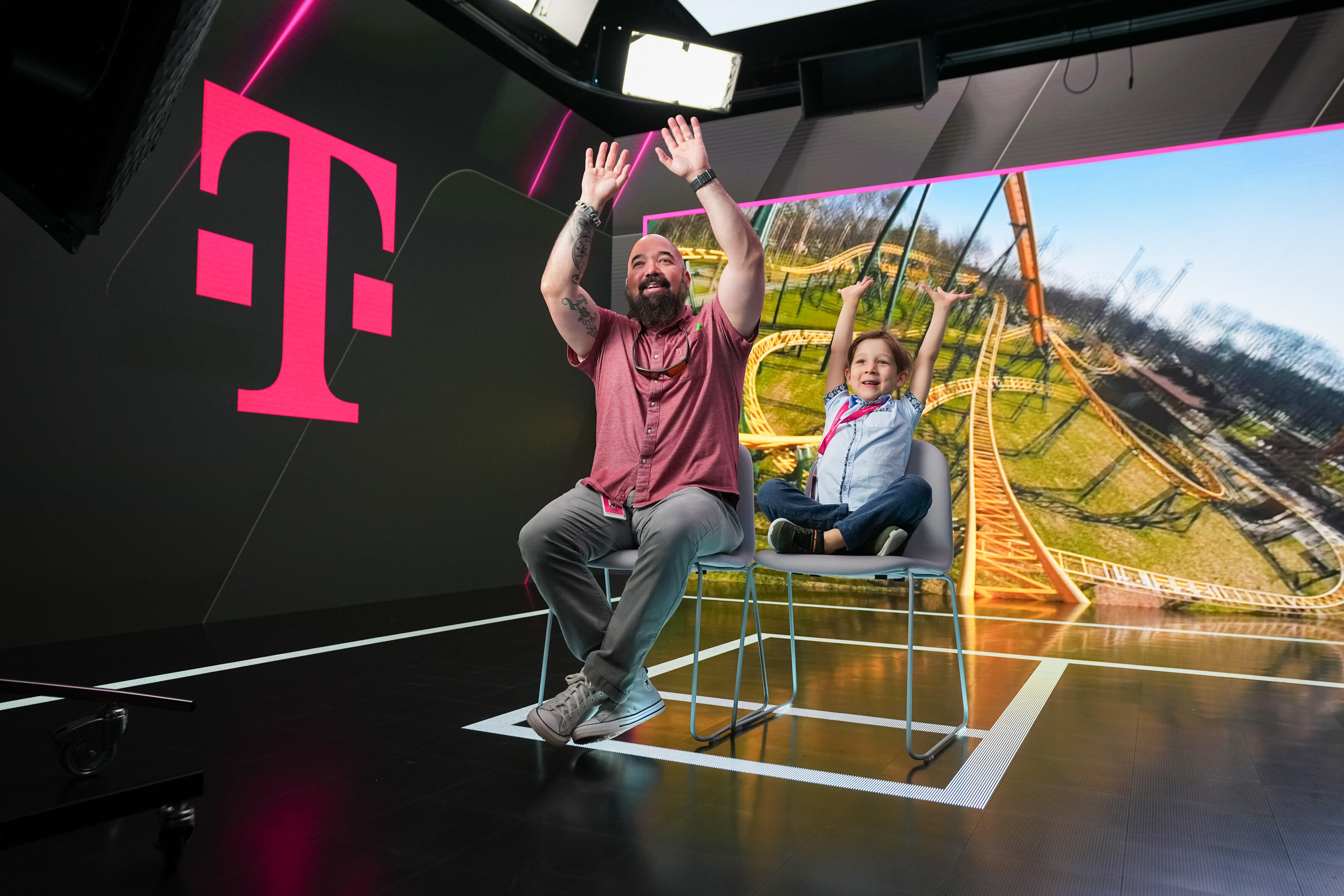 kansas-city-event-photography-0247-attendees-at-tmobile-booth