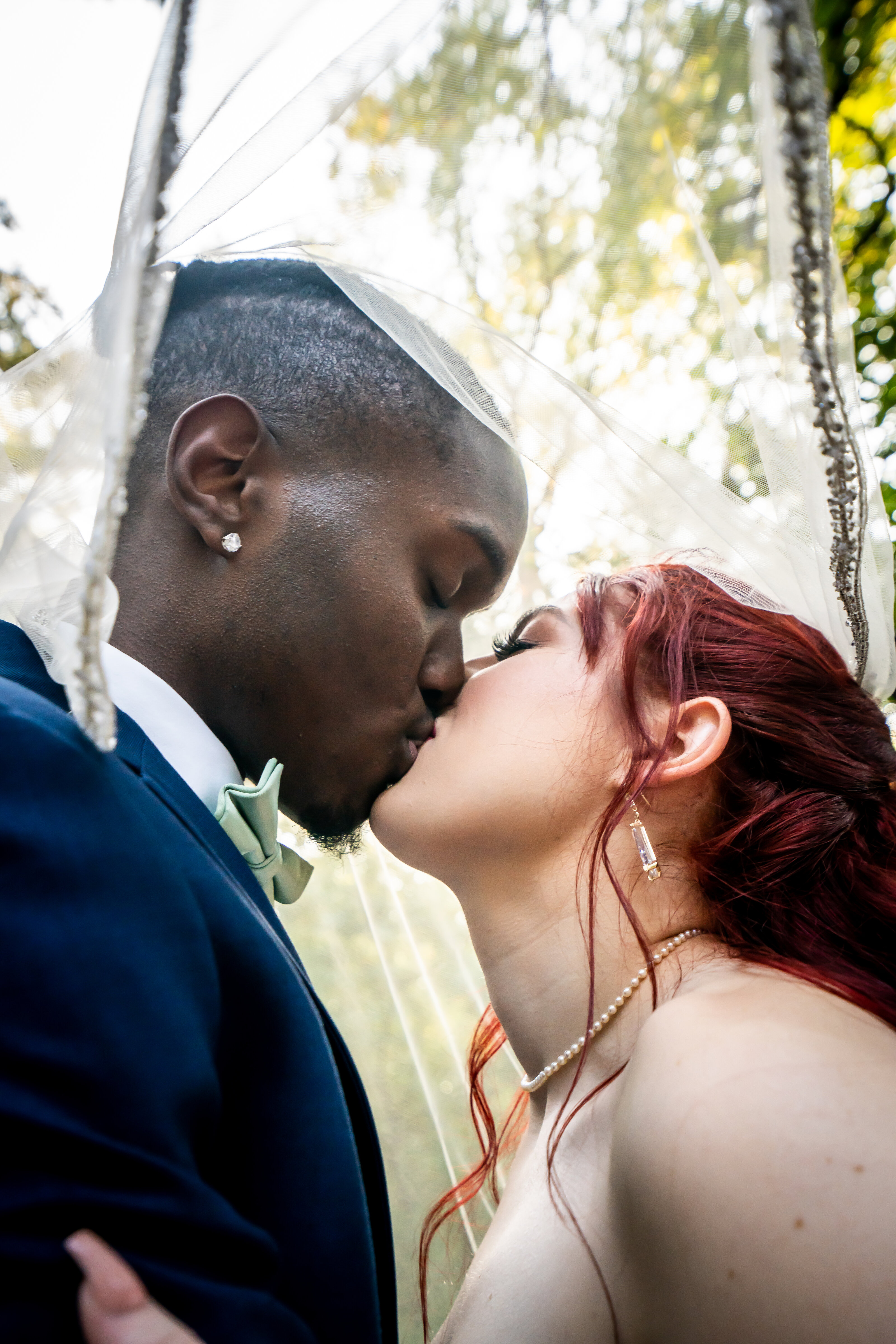 couple photography kissing under veil  merrick hollow