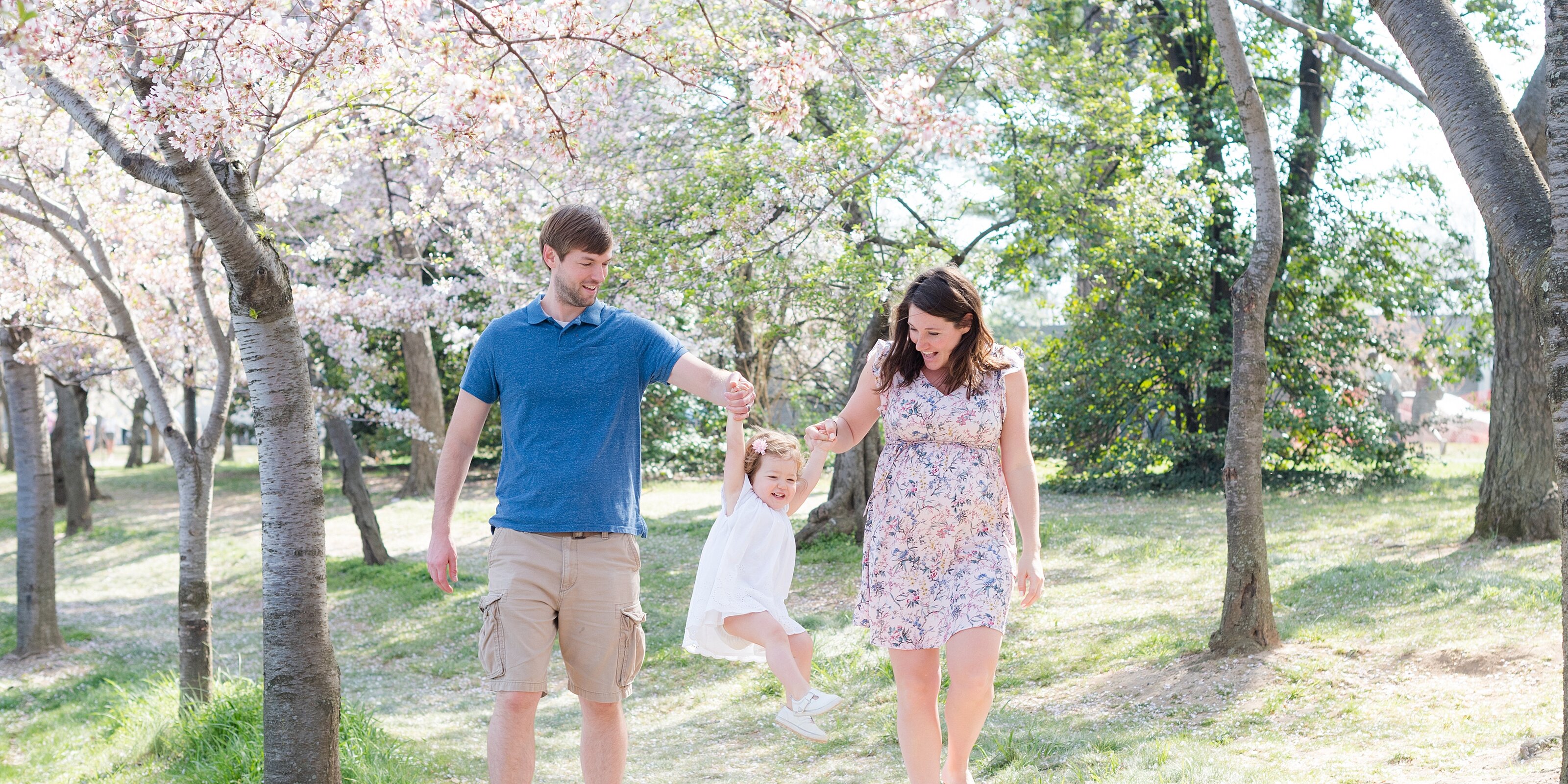 8_family-maternity-session-in-cherry-blossom-trees