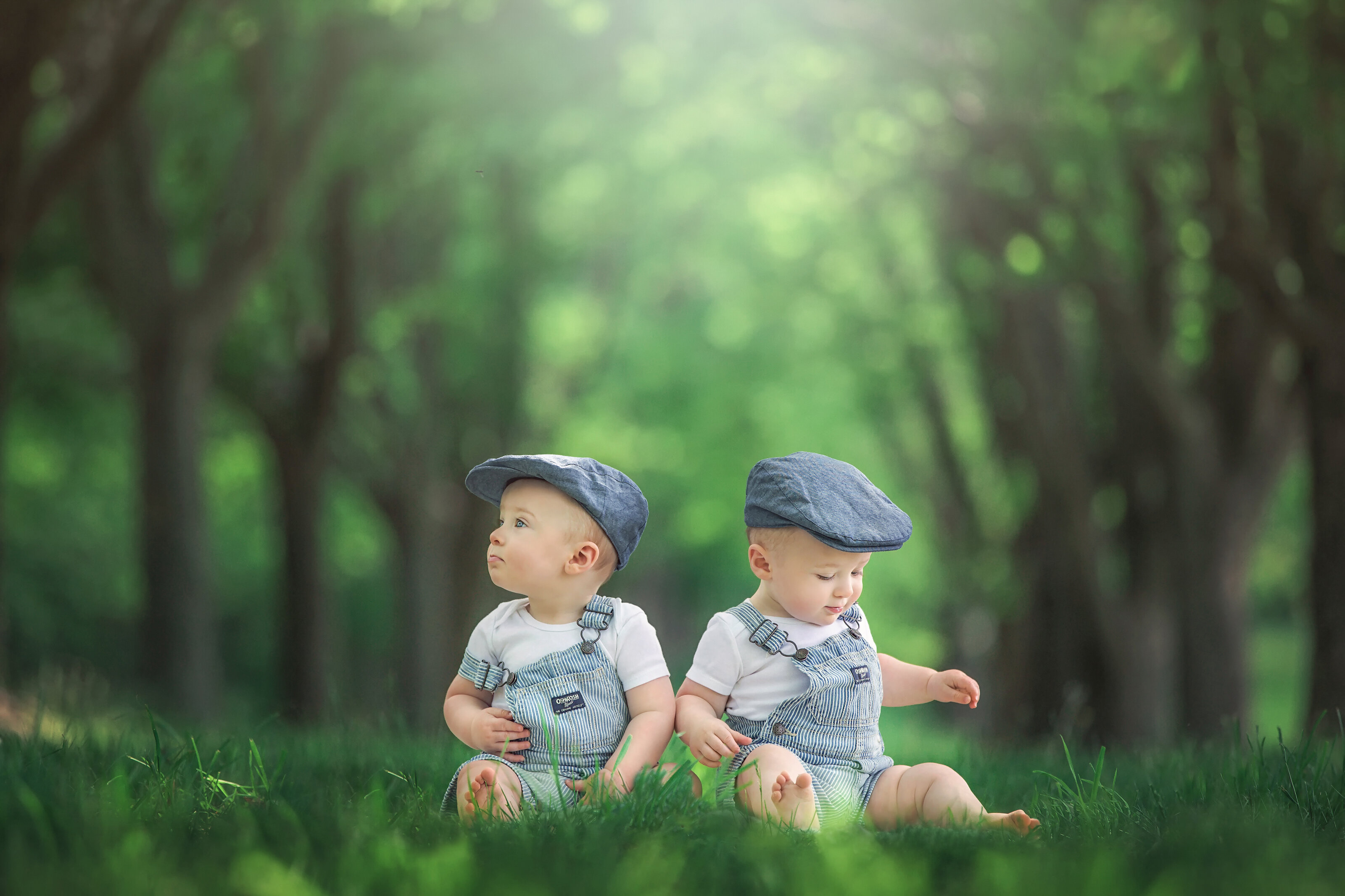 twin boys sitting a field for photos at Veteran's Park in Hamilton, New Jersey