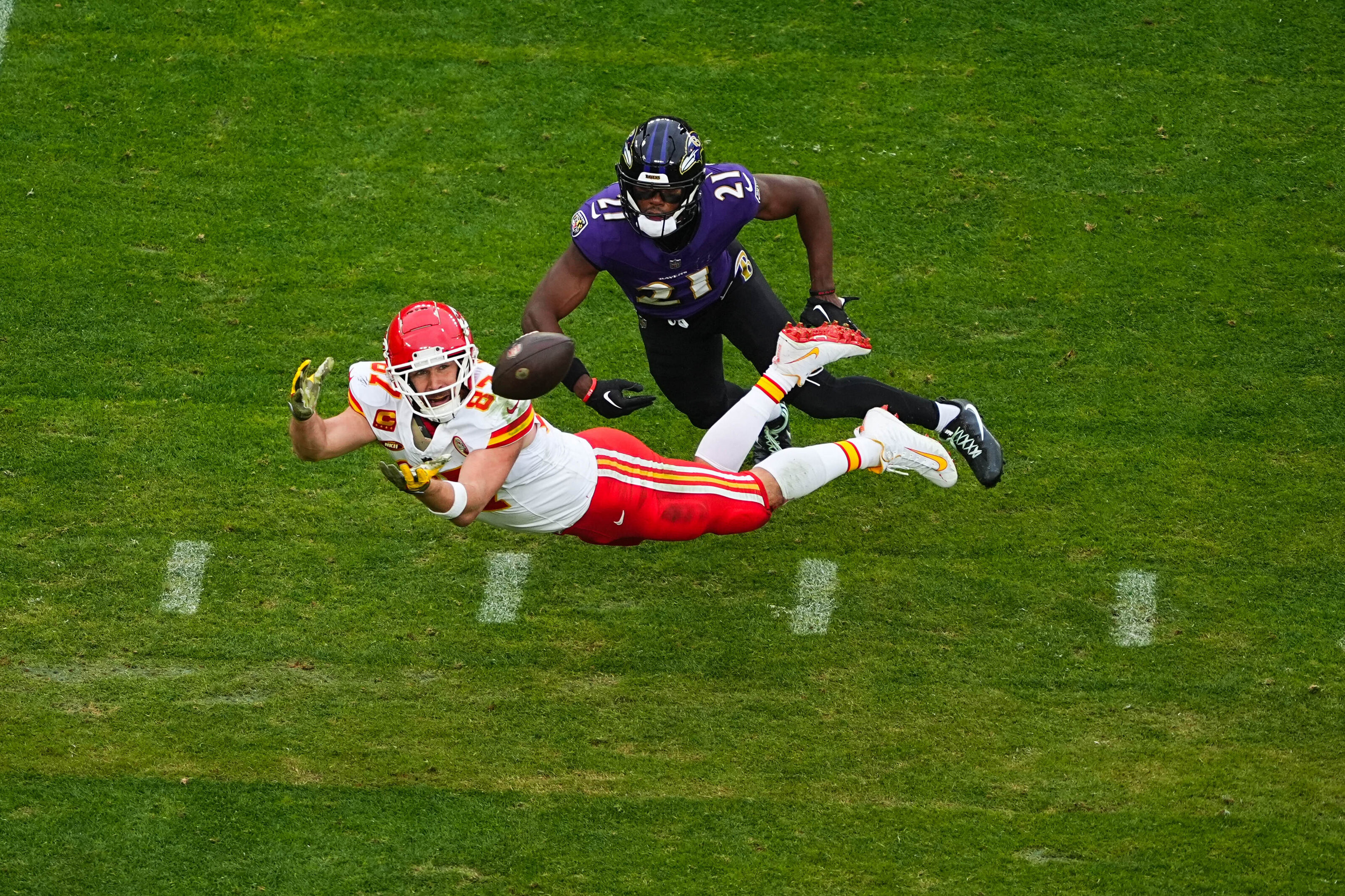 kansas-city-sports-photography-chiefs-0022-diving-catch-football-action