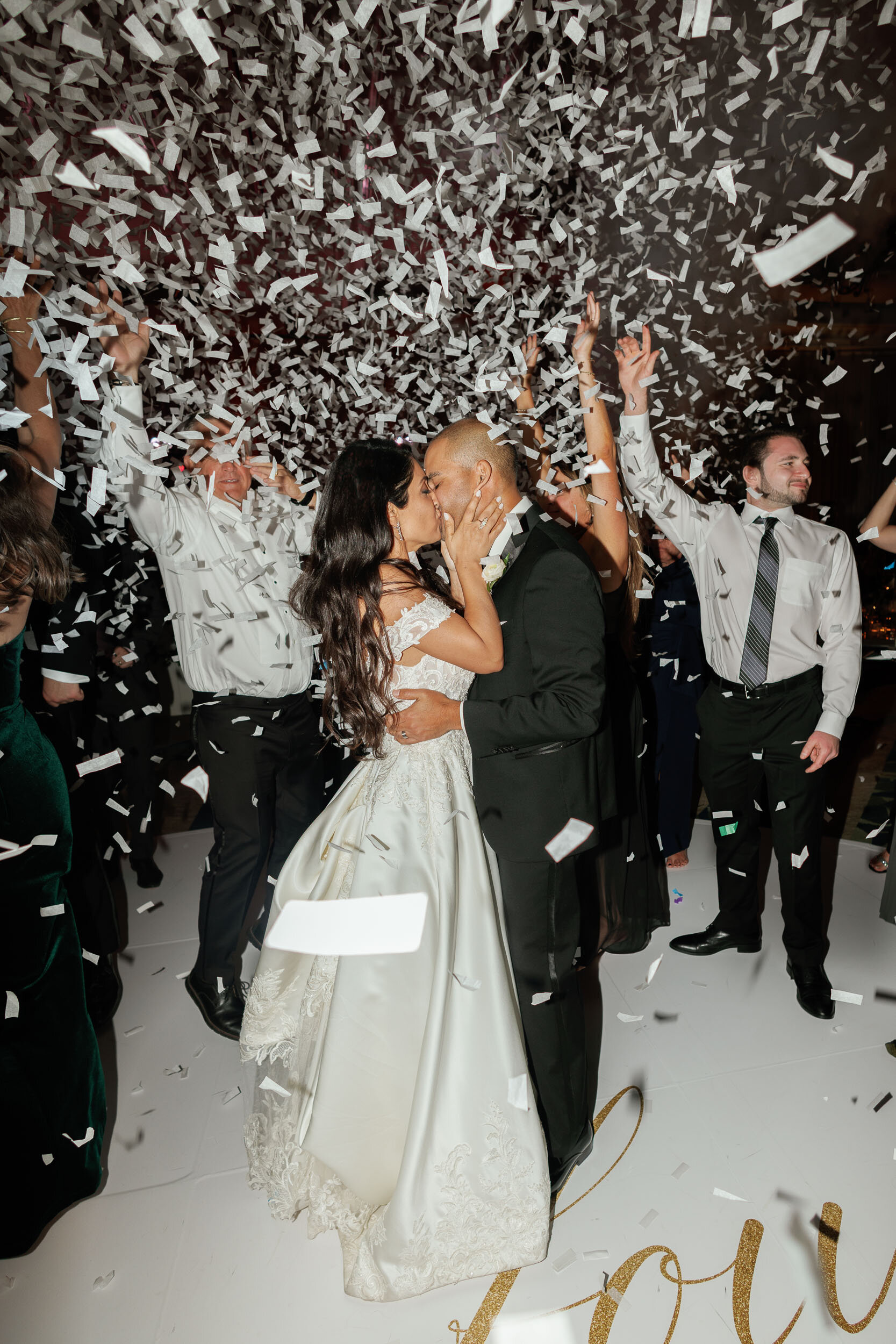 confetti-bride-groom-wedding-photographer