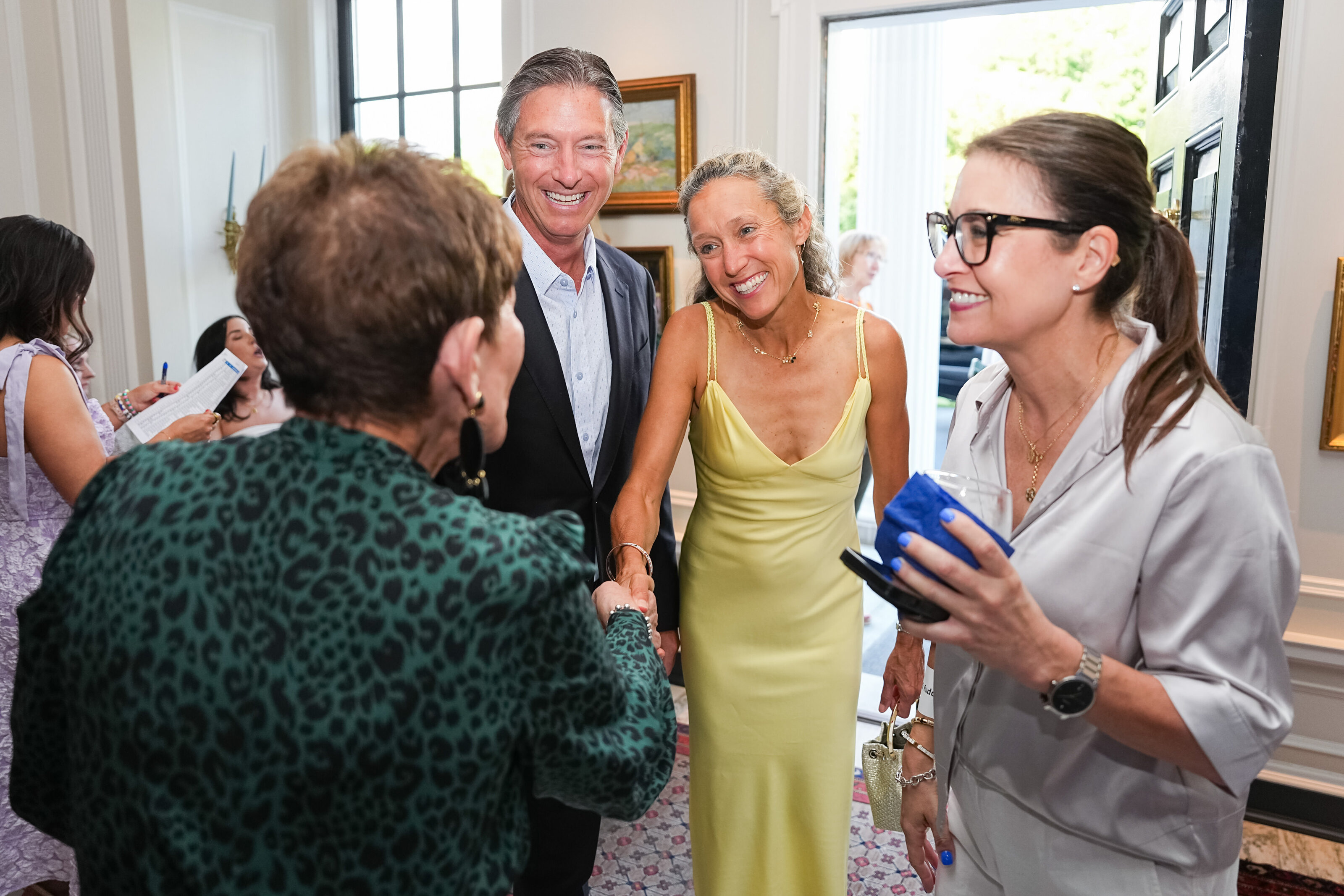 kansas-city-event-photography-0092-group-chatting-at-event