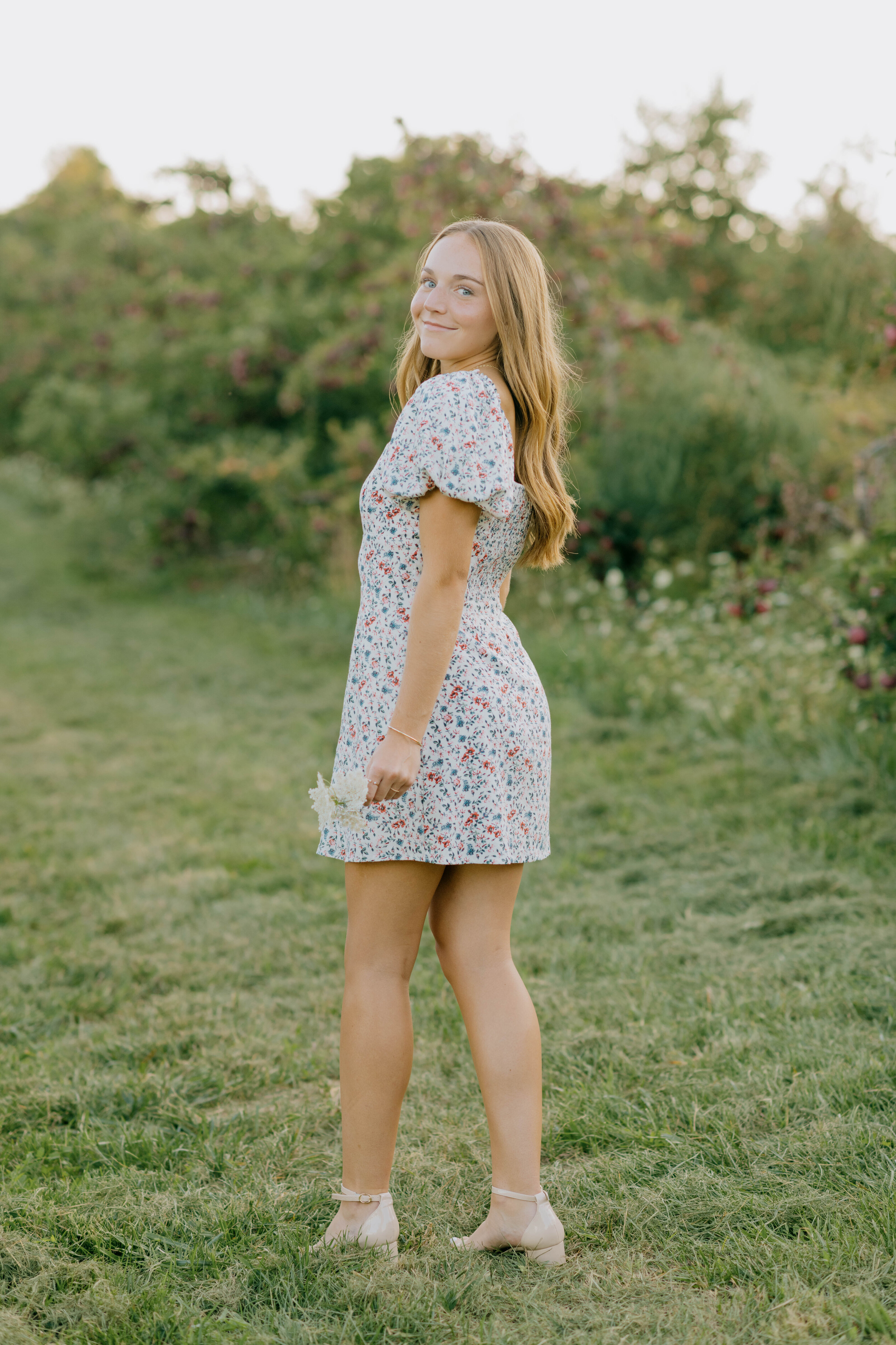Madison holds Queen Anne's Lace for her senior session.
