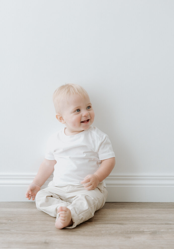 Natural and minimalistic family photography with warm tones in Perth