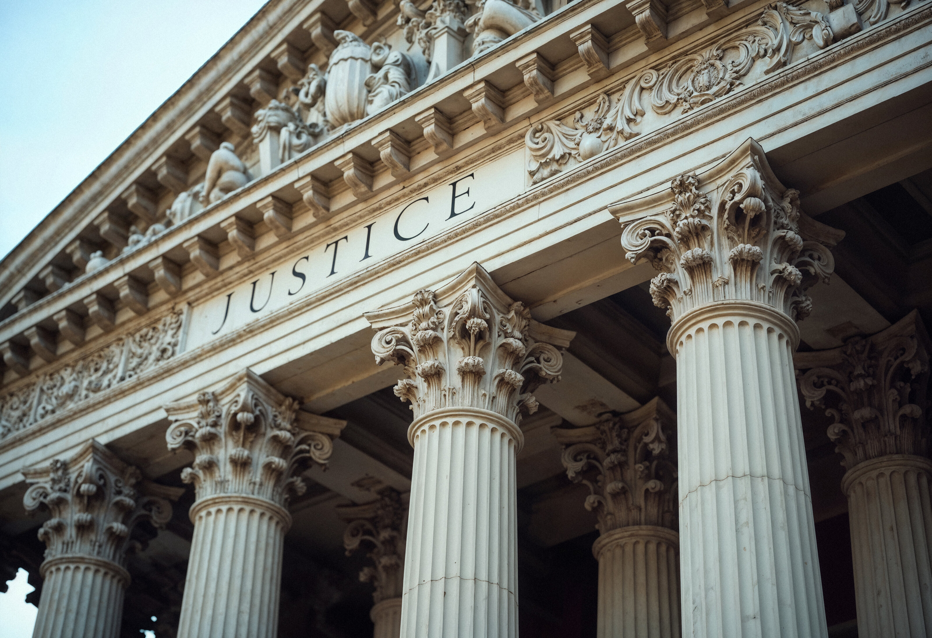 un-primer-plano-en-el-edificio-de-la-justicia