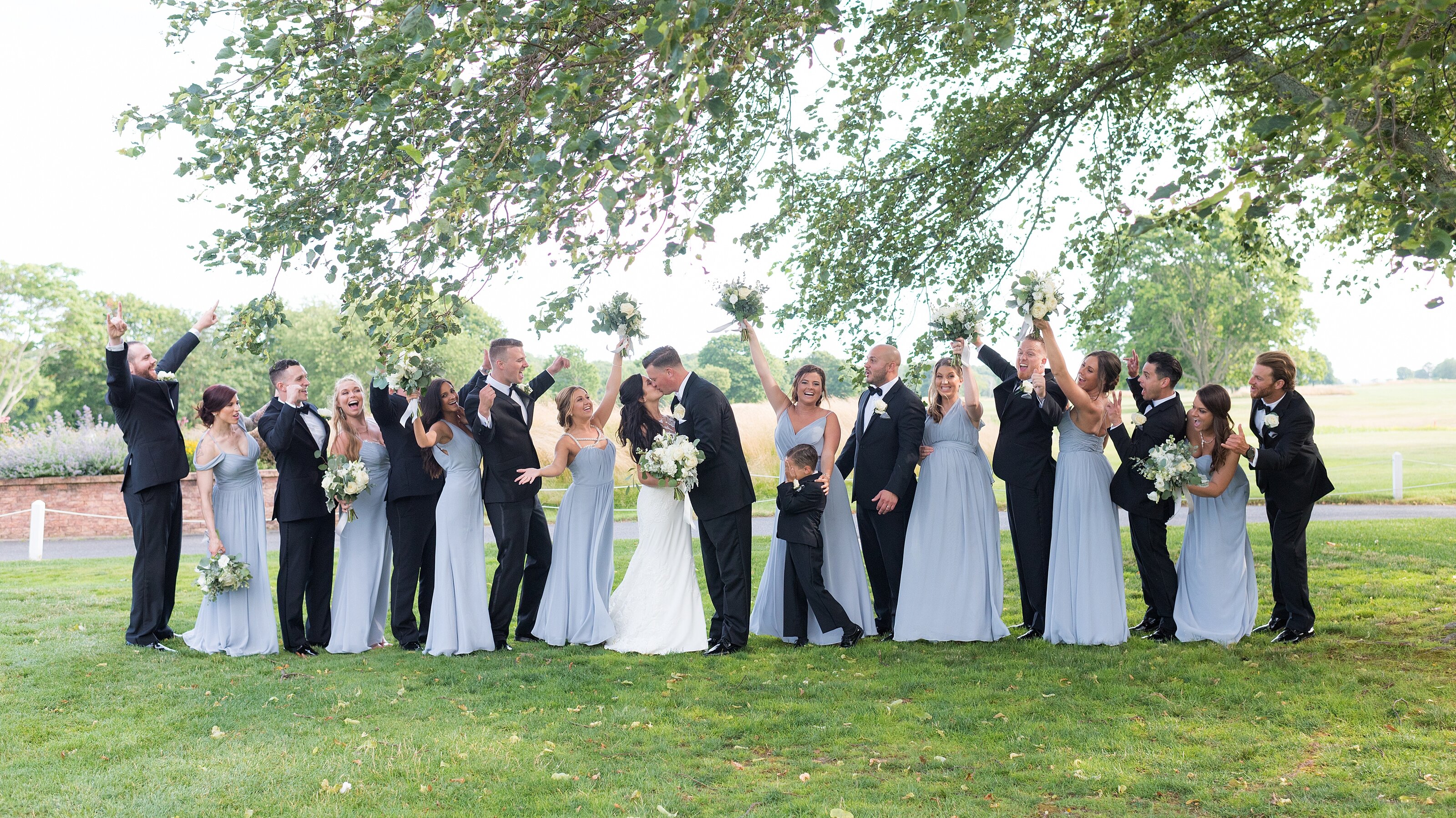2_bridal-party-cheers-for-bride-and-groom-on-golf-course