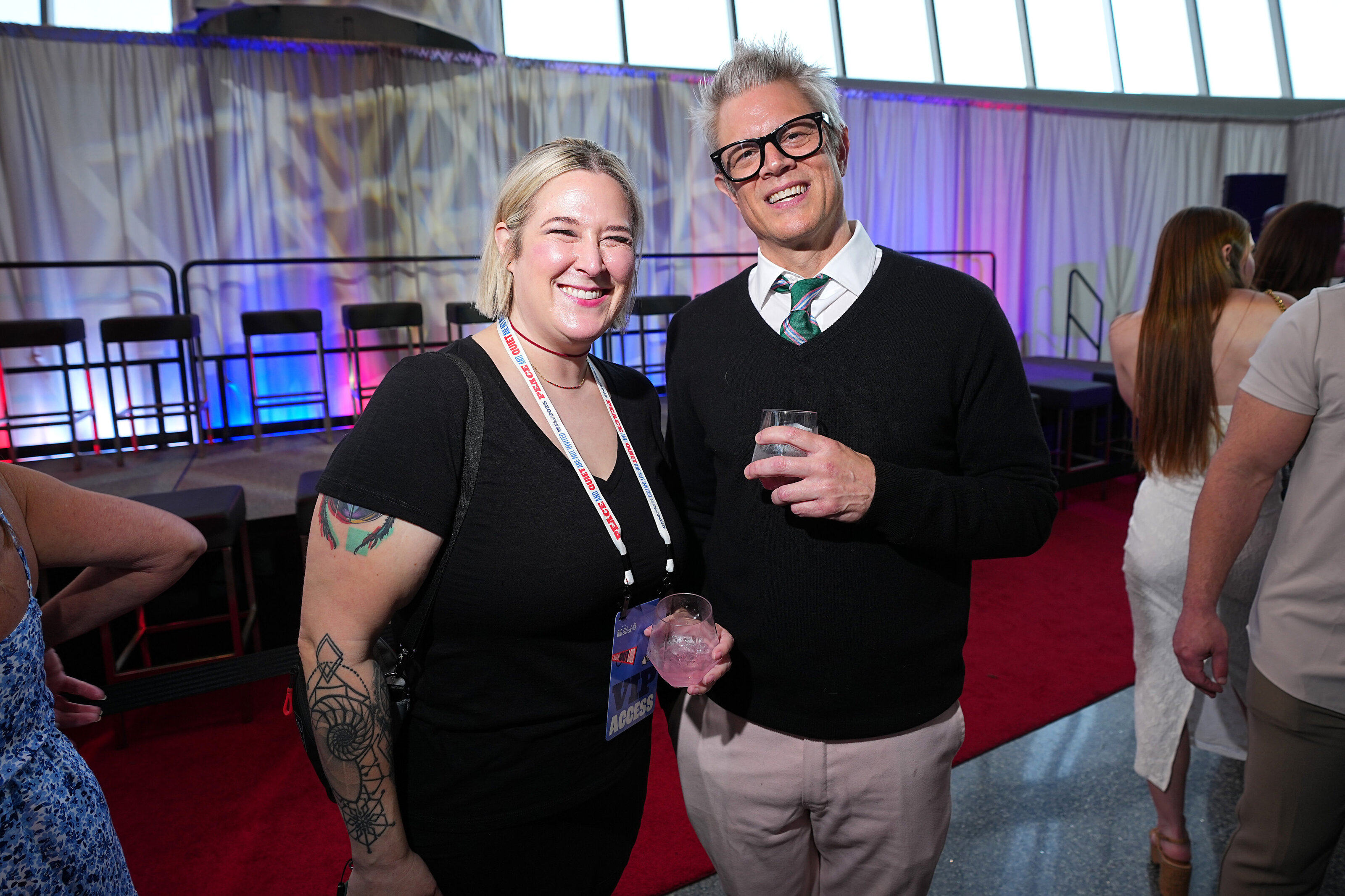 kansas-city-event-photography-0268-couple-posing-on-red-carpet