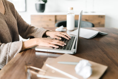 Infinityandco-lady-working