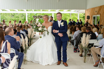 Bright and airy wedding photographer serving joyful couples in Fort Wayne, Indianapolis, and beyond!