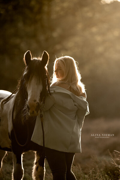 Ontdek de exclusieve paardenfotoshoots, waarbij natuurlijk licht en storytelling centraal staan voor een authentieke ervaring.