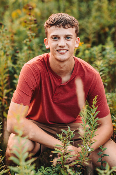 wisconsin-senior-photographer-guy-in-field