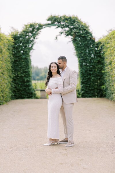 Een verliefd stel geniet van een spontaan moment tijdens een loveshoot in Amsterdam