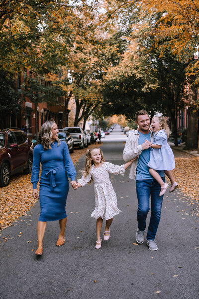 Family of 4 walking through the Mexican War Streets during the fall. 