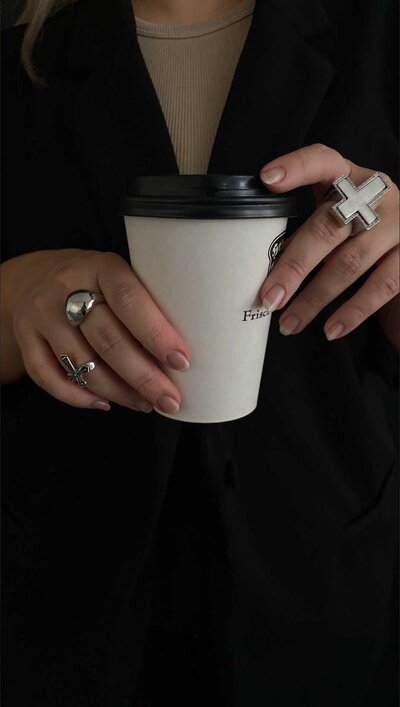 Natalie Schatni mit Kaffee