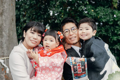両親に抱っこされ七五三を祝う、、自然な自然な笑顔の家族写真